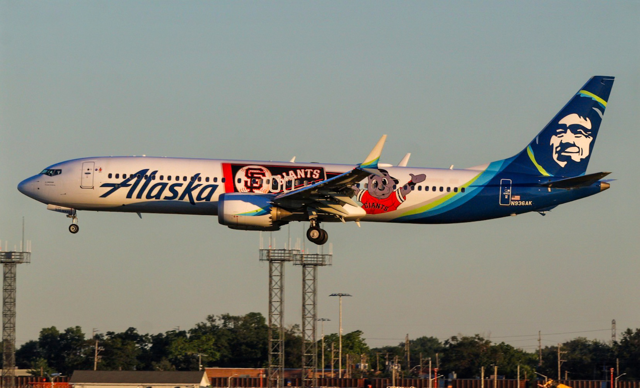 Full size: Alaska Airlines Boeing 737 MAX 9 N936AK at Chicago O'Hare International Airport