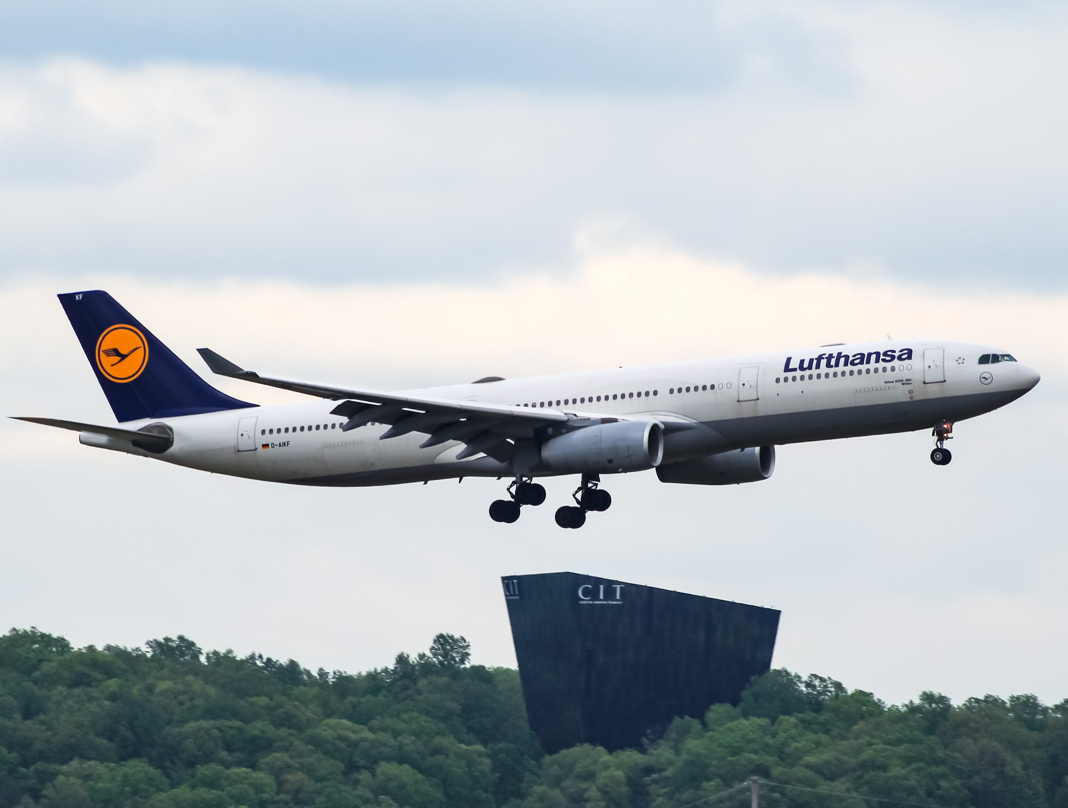 Full size: Lufthansa Airbus A330-300 D-AIKF at Washington Dulles International Airport