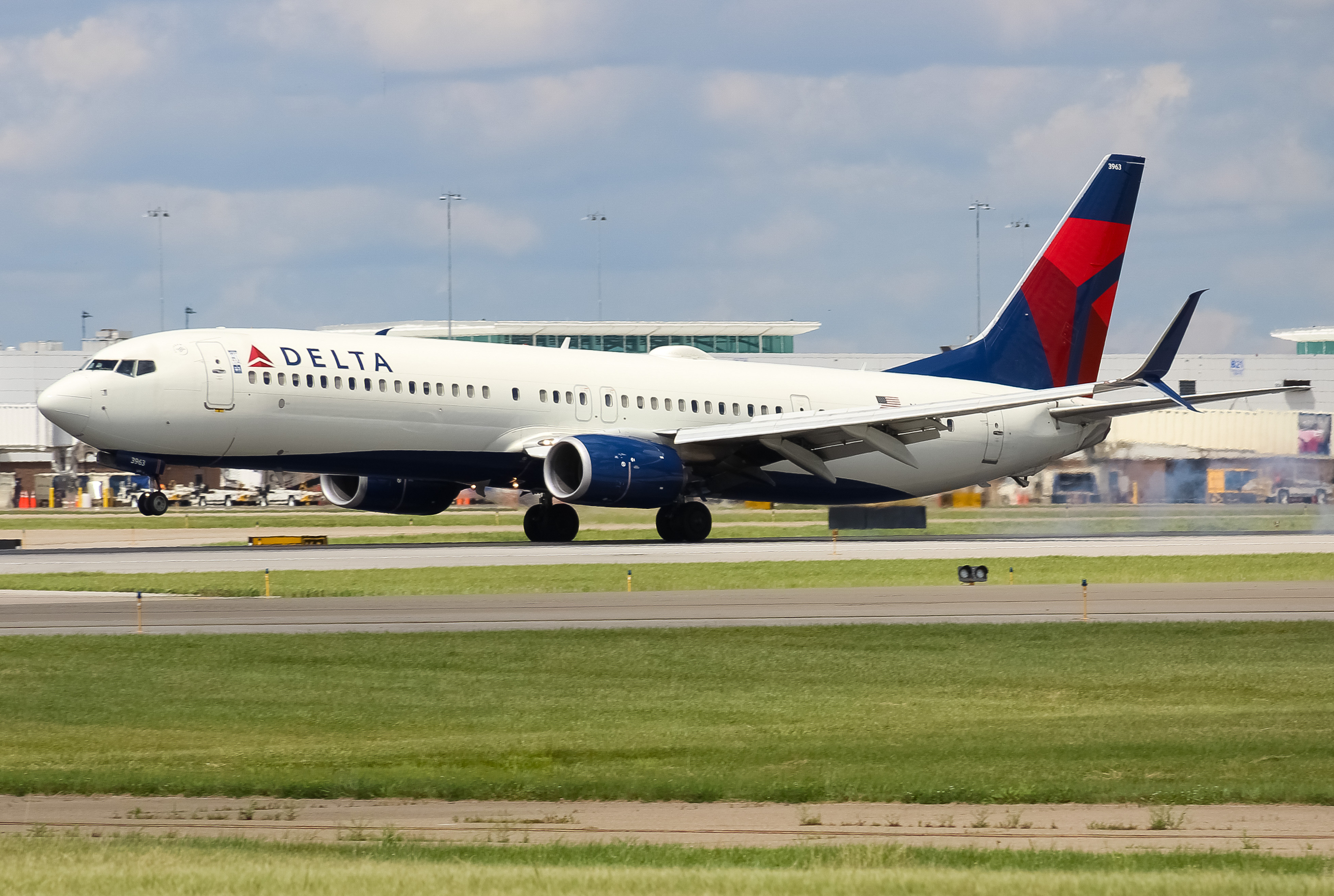 Full size: Delta Airlines Boeing 737-900 N963DZ at Cincinnati/Northern Kentucky International Airport
