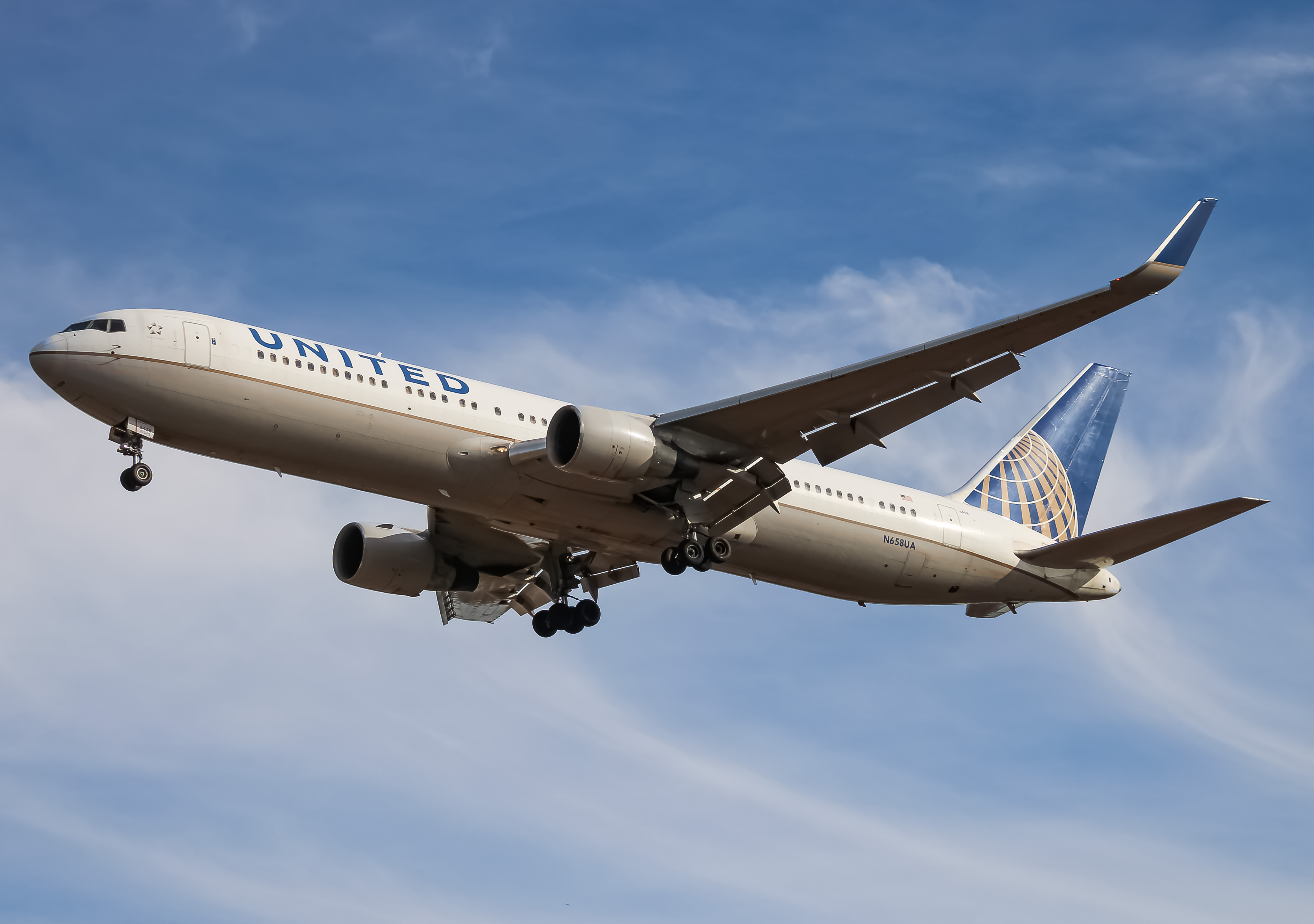 Full size: United Airlines Boeing 767-300ER N658UA at Washington Dulles International Airport