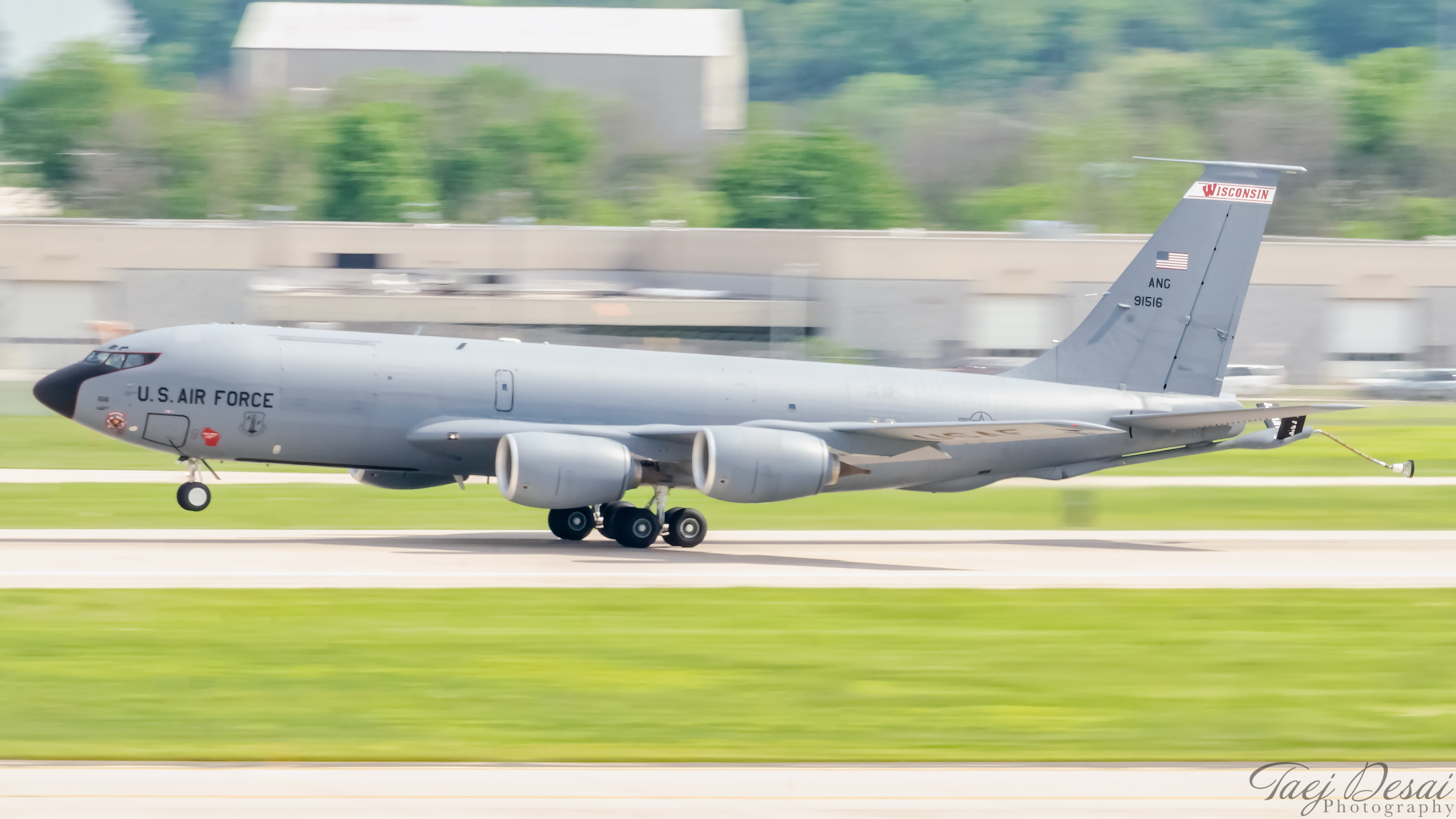 Full size: USAF - United States Air Force Boeing KC-135 Stratotanker 59-1516 at General Mitchell International Airport