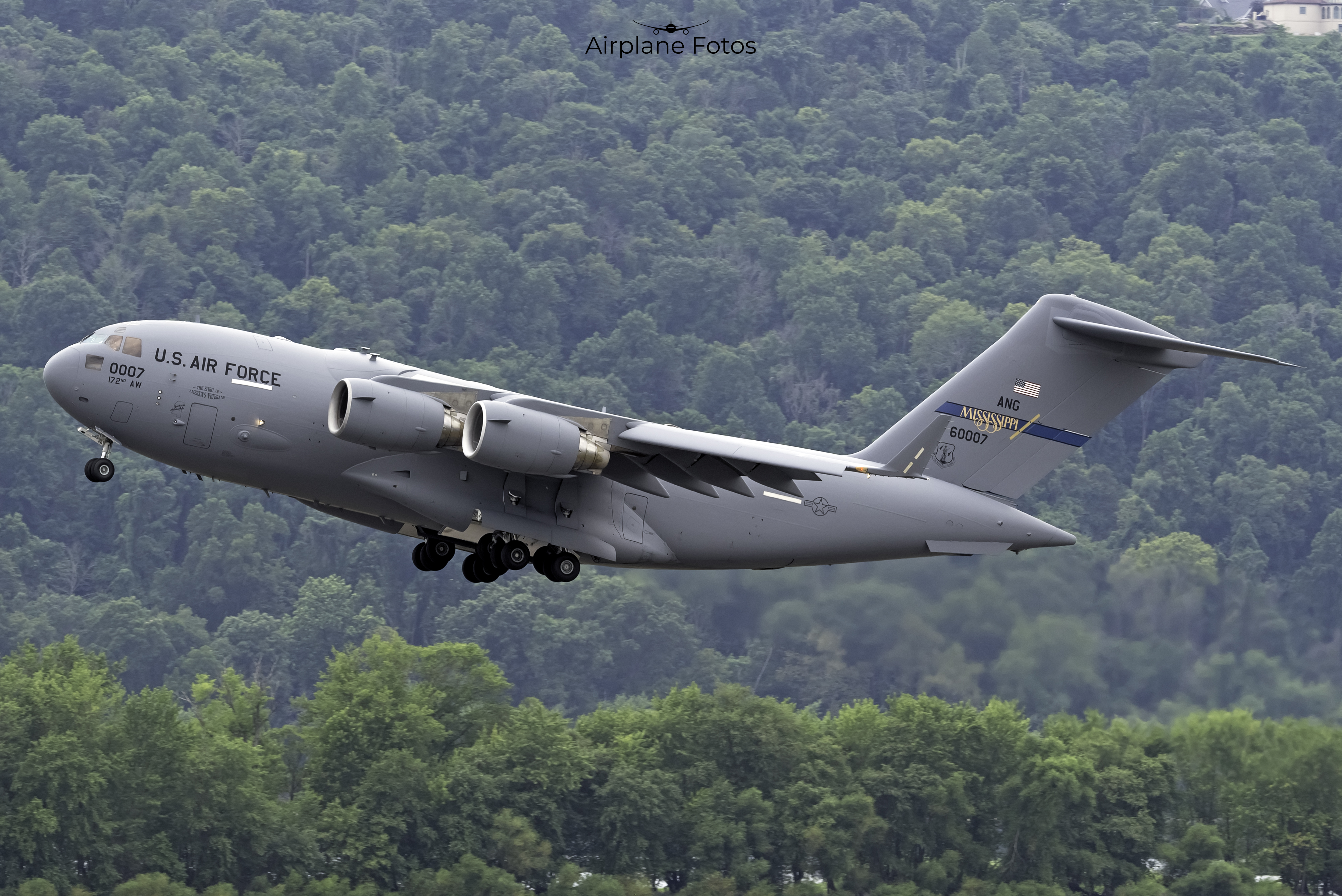 Full size: USAF - United States Air Force Boeing C-17 Globemaster III 96-0007 at Harrisburg International Airport