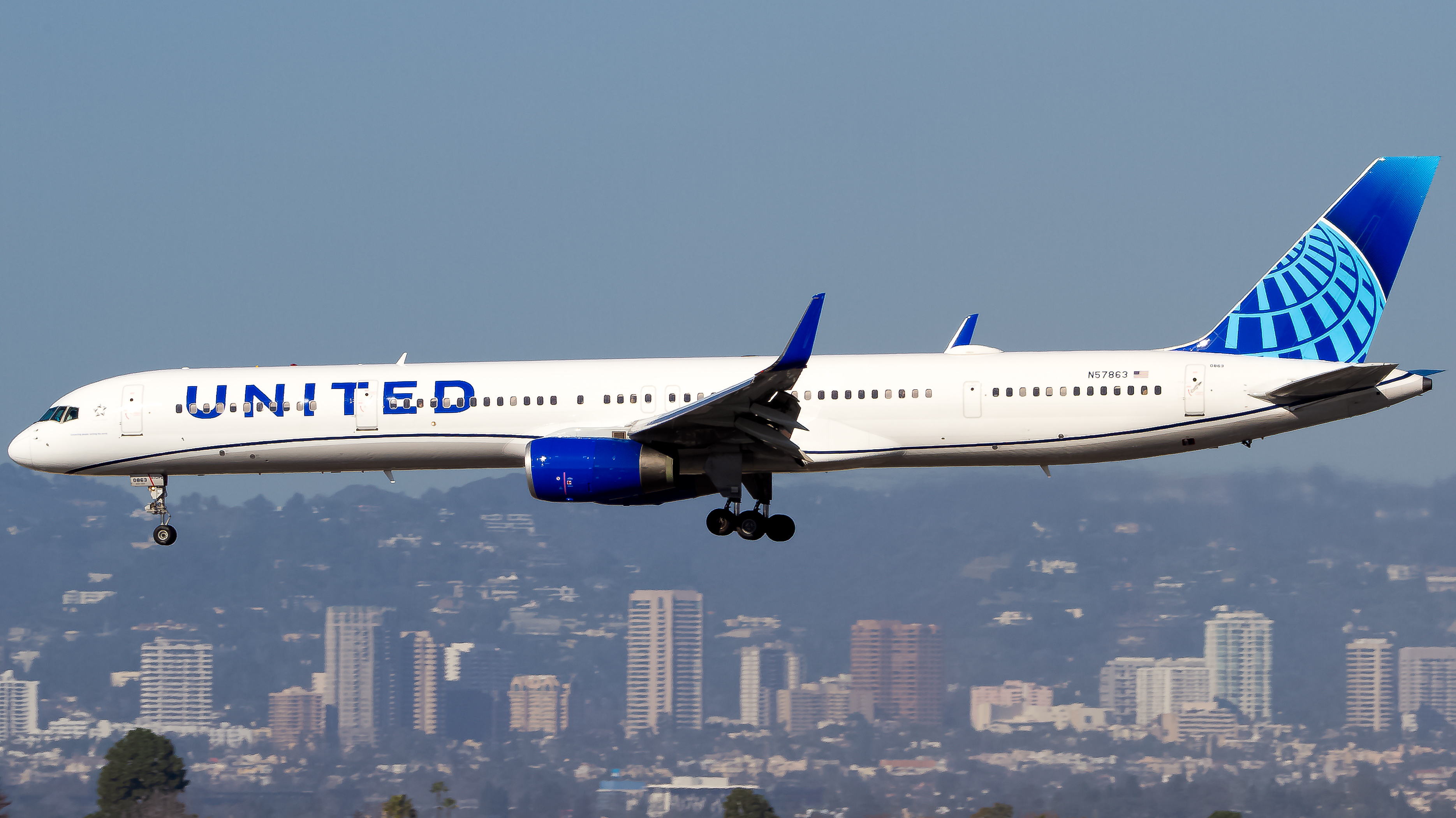 Full size: United Airlines Boeing 757-300 N57863 at Los Angeles International Airport
