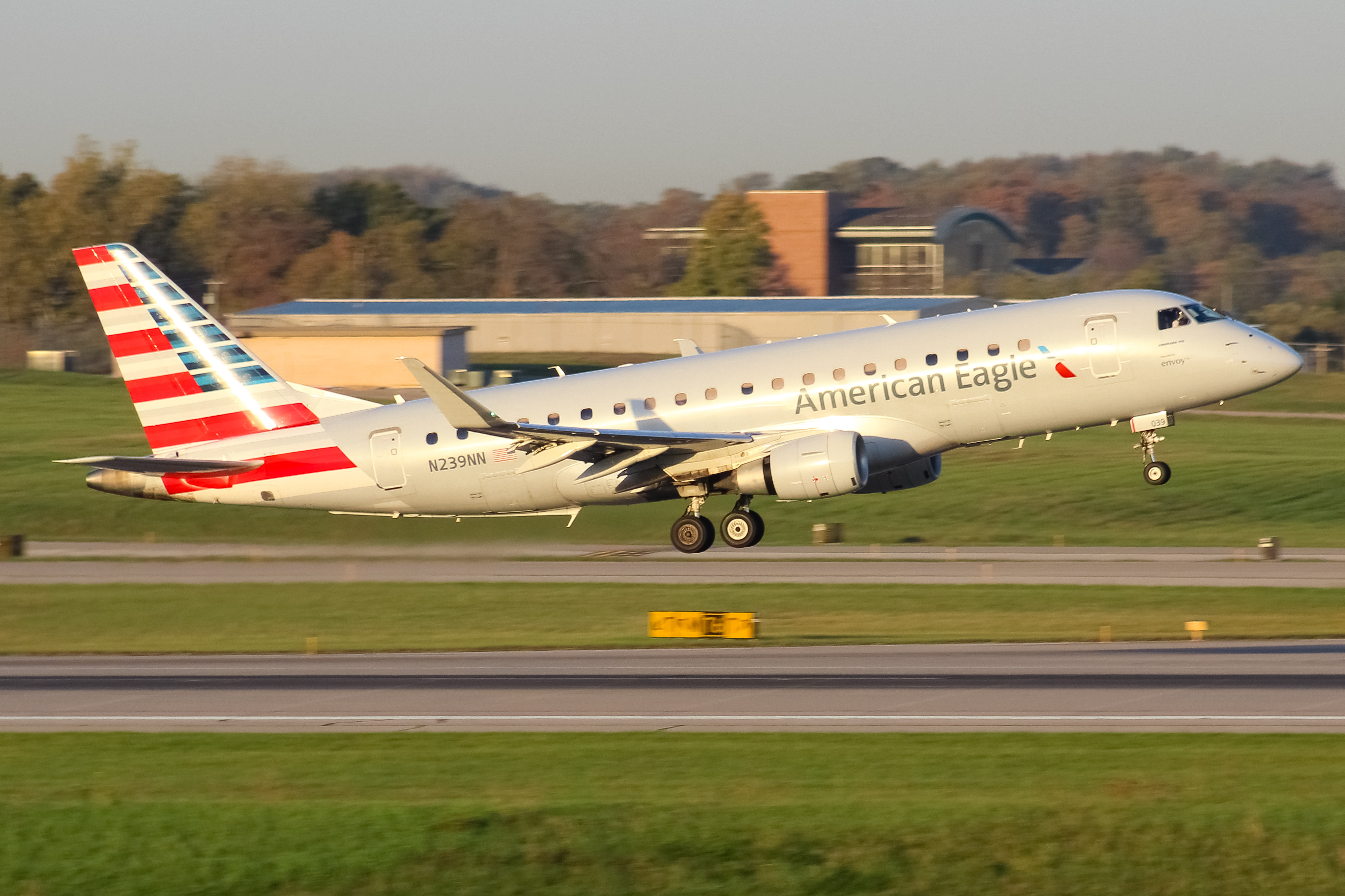 Full size: American Eagle Embraer E175 N239NN at Cincinnati/Northern Kentucky International Airport