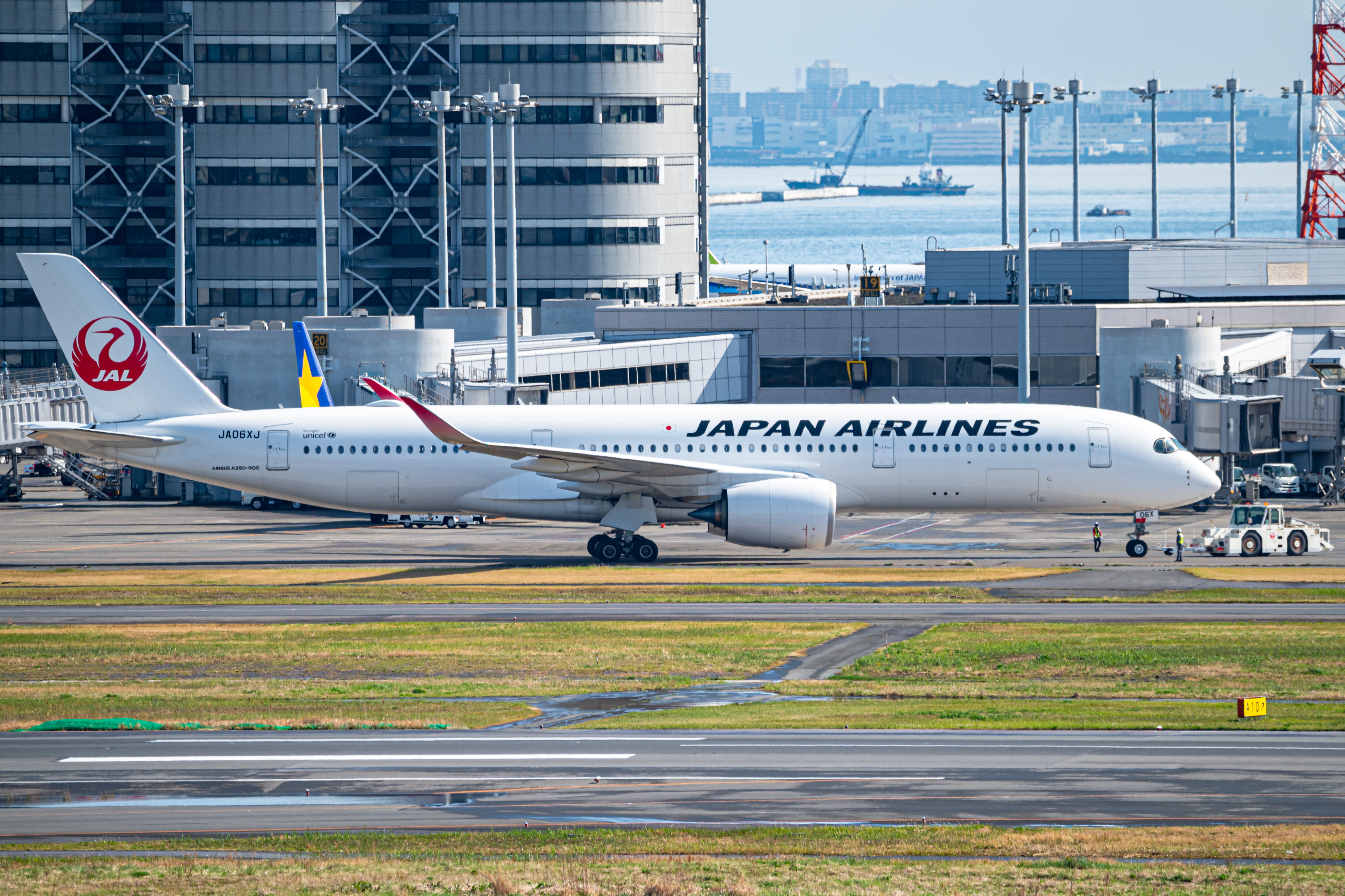 JA06XJ) Japan Airlines Airbus A350-900 by Nicolas Williams