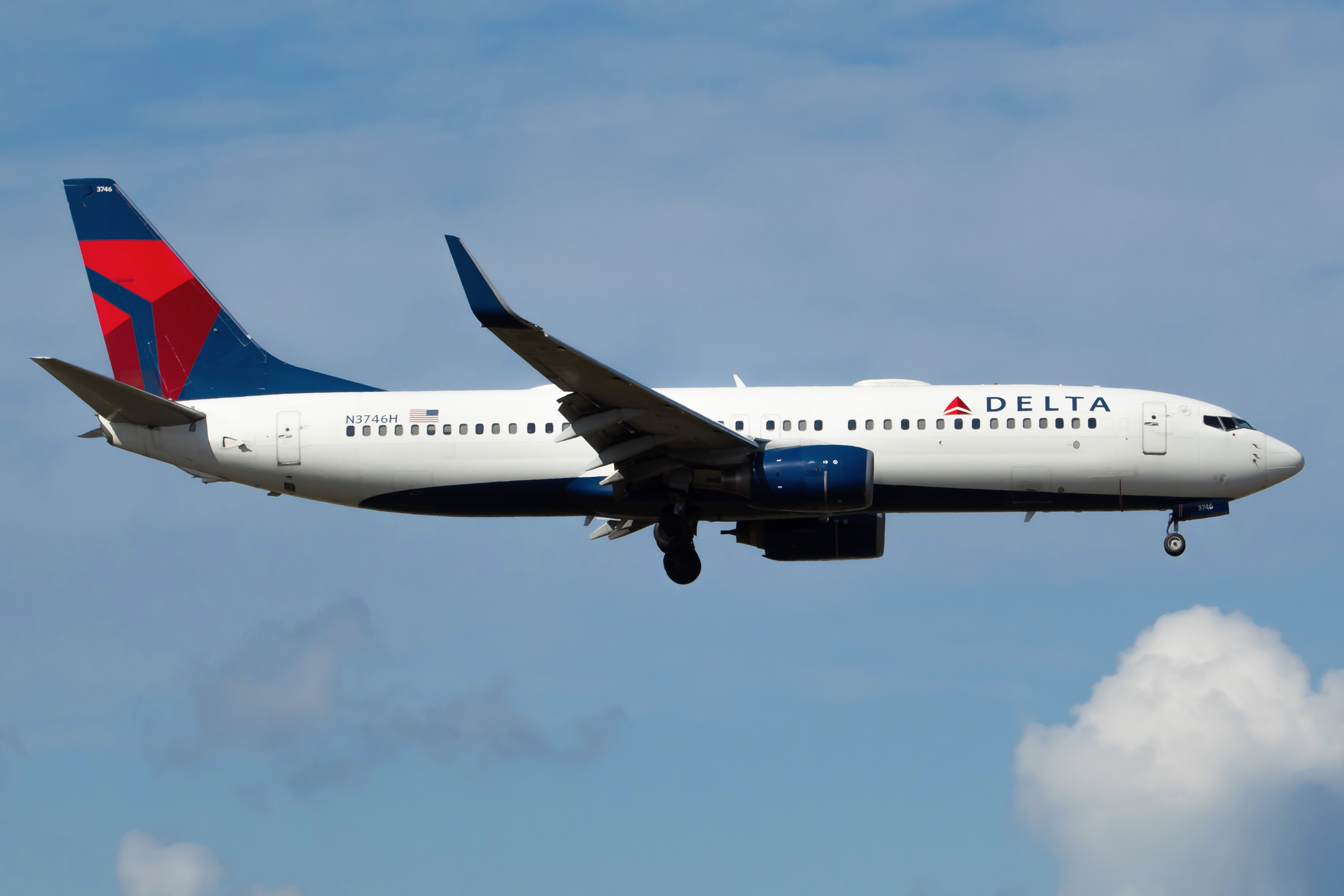 Full size: Delta Airlines Boeing 737-800 N3746H at Newark Liberty International Airport