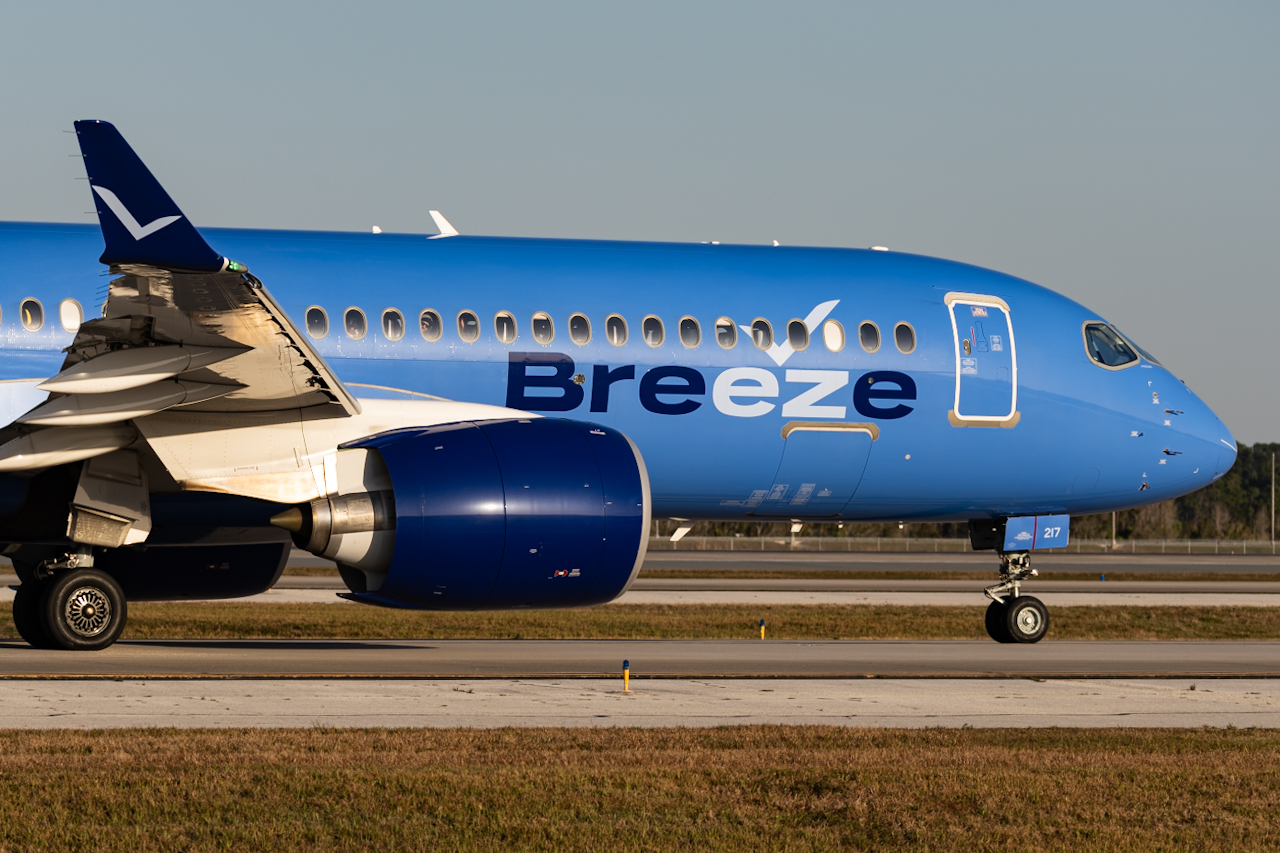 Full size: Breeze Airways Airbus A220-300 N217BZ at Orlando International Airport