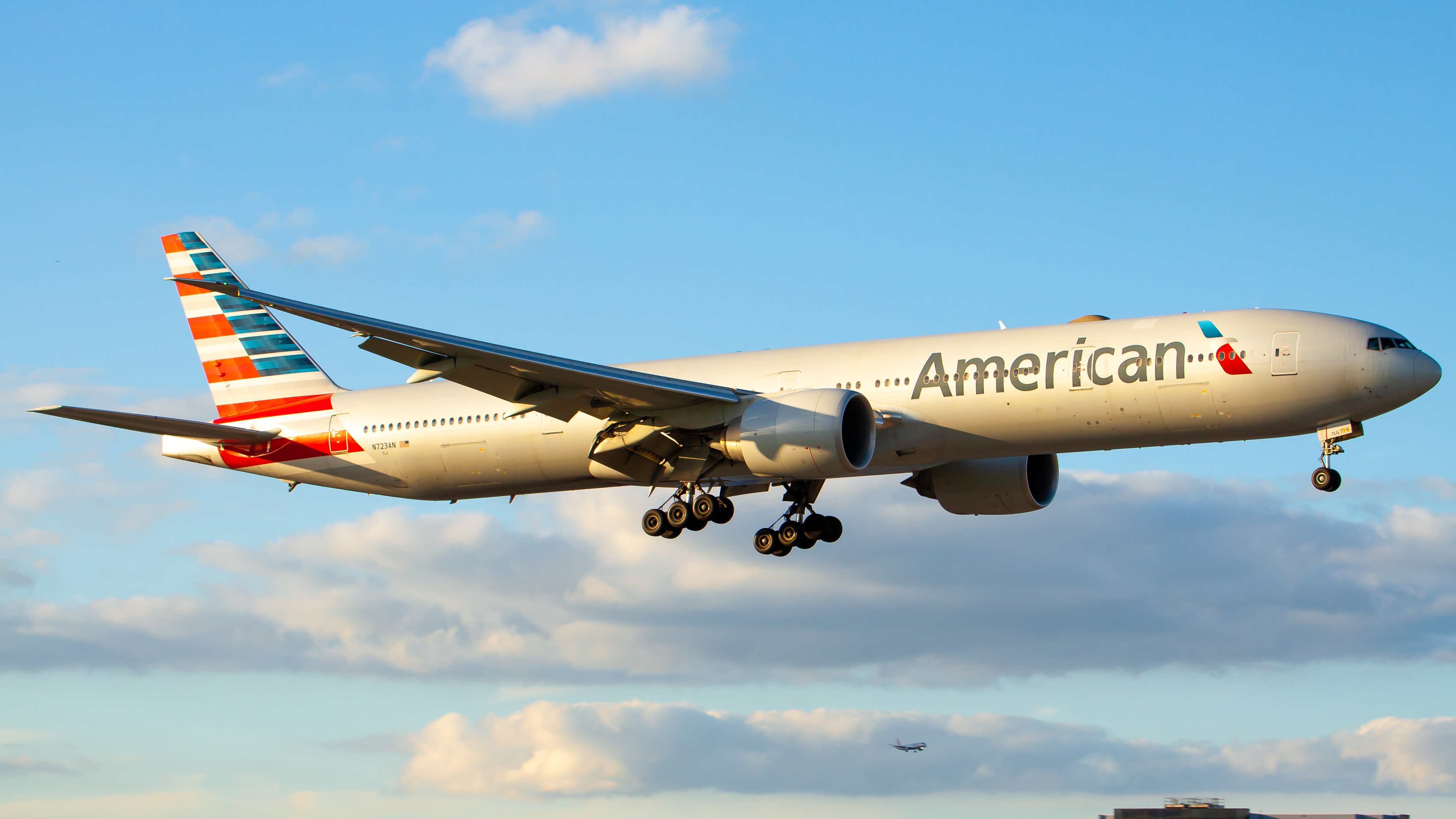 Full size: American Airlines Boeing 777-300ER N723AN at Miami International Airport