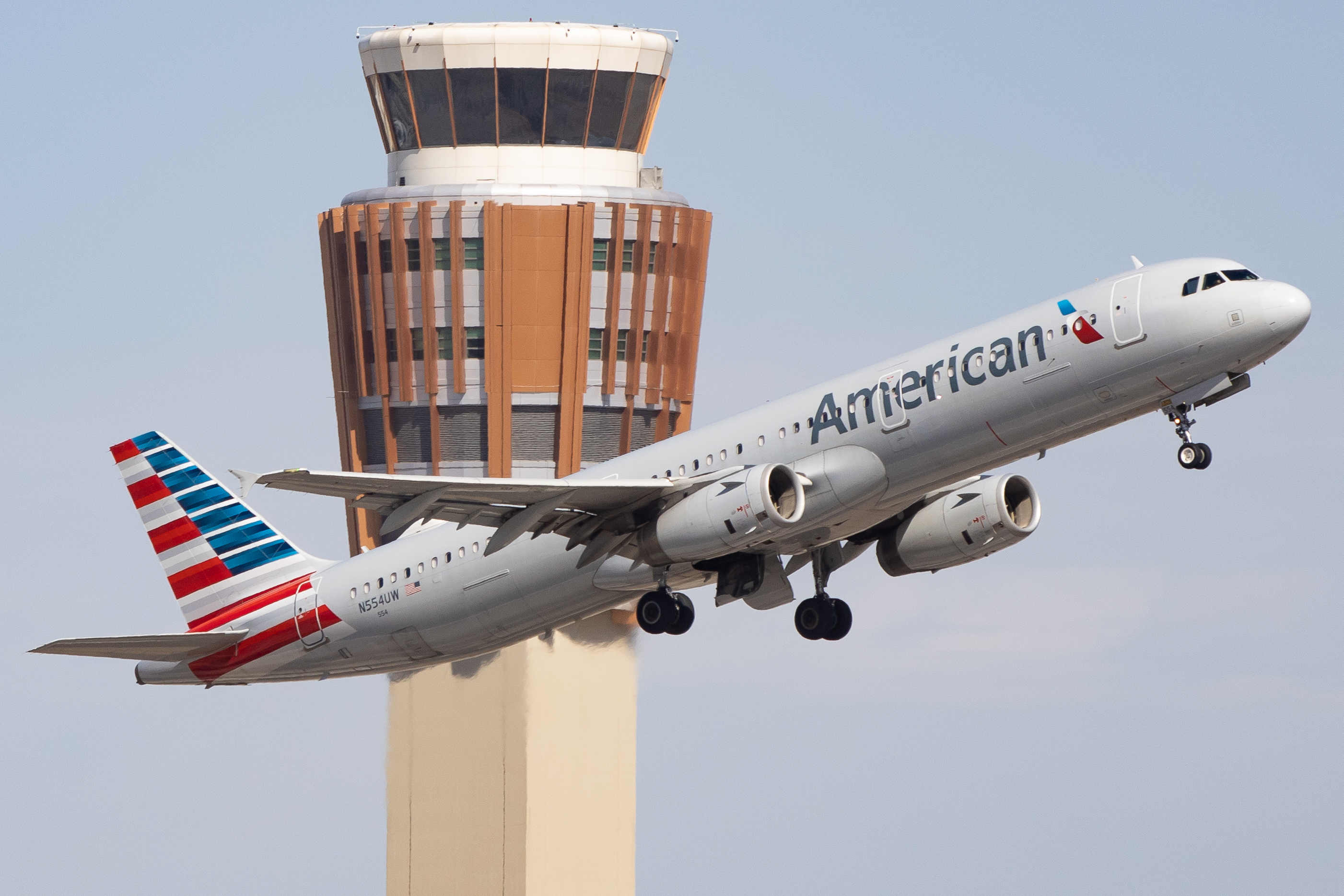 Full size: American Airlines Airbus A321-200 N554UW at Phoenix Sky Harbor International Airport