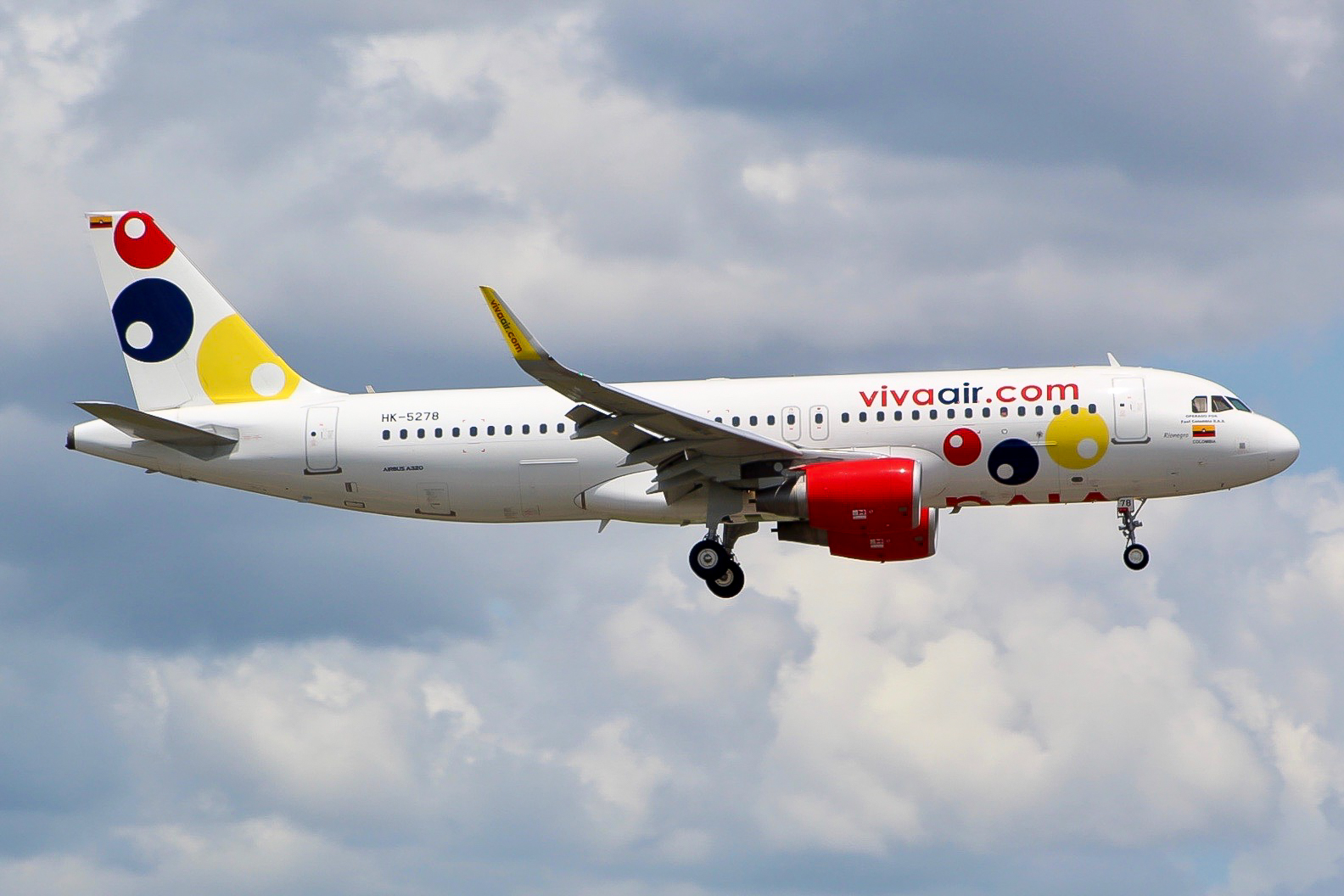 Full size: Viva Air Colombia Airbus A320-200 HK-5278 at Orlando International Airport
