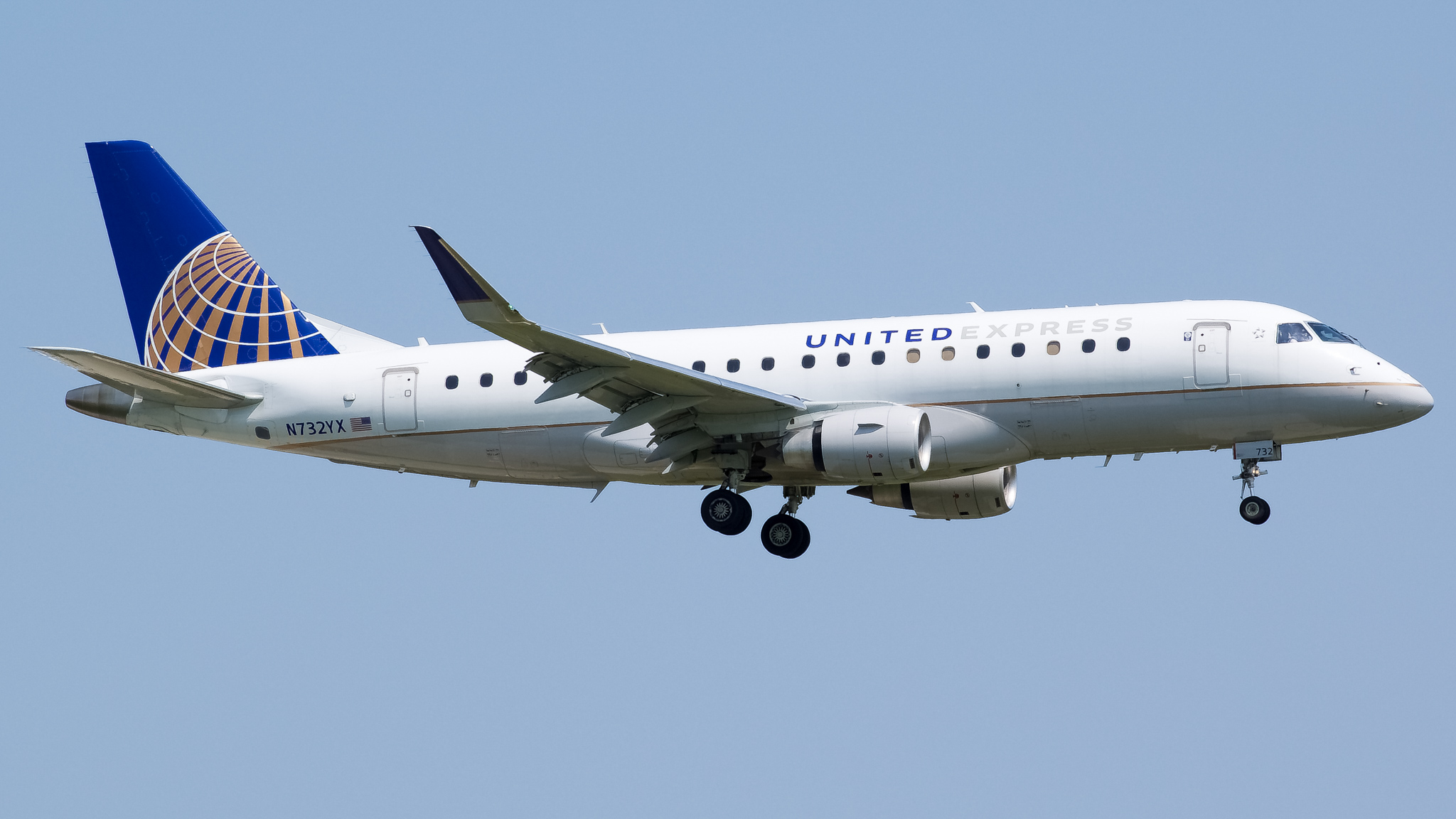 Full size: United Express Embraer E175 N732YX at Chicago O'Hare International Airport