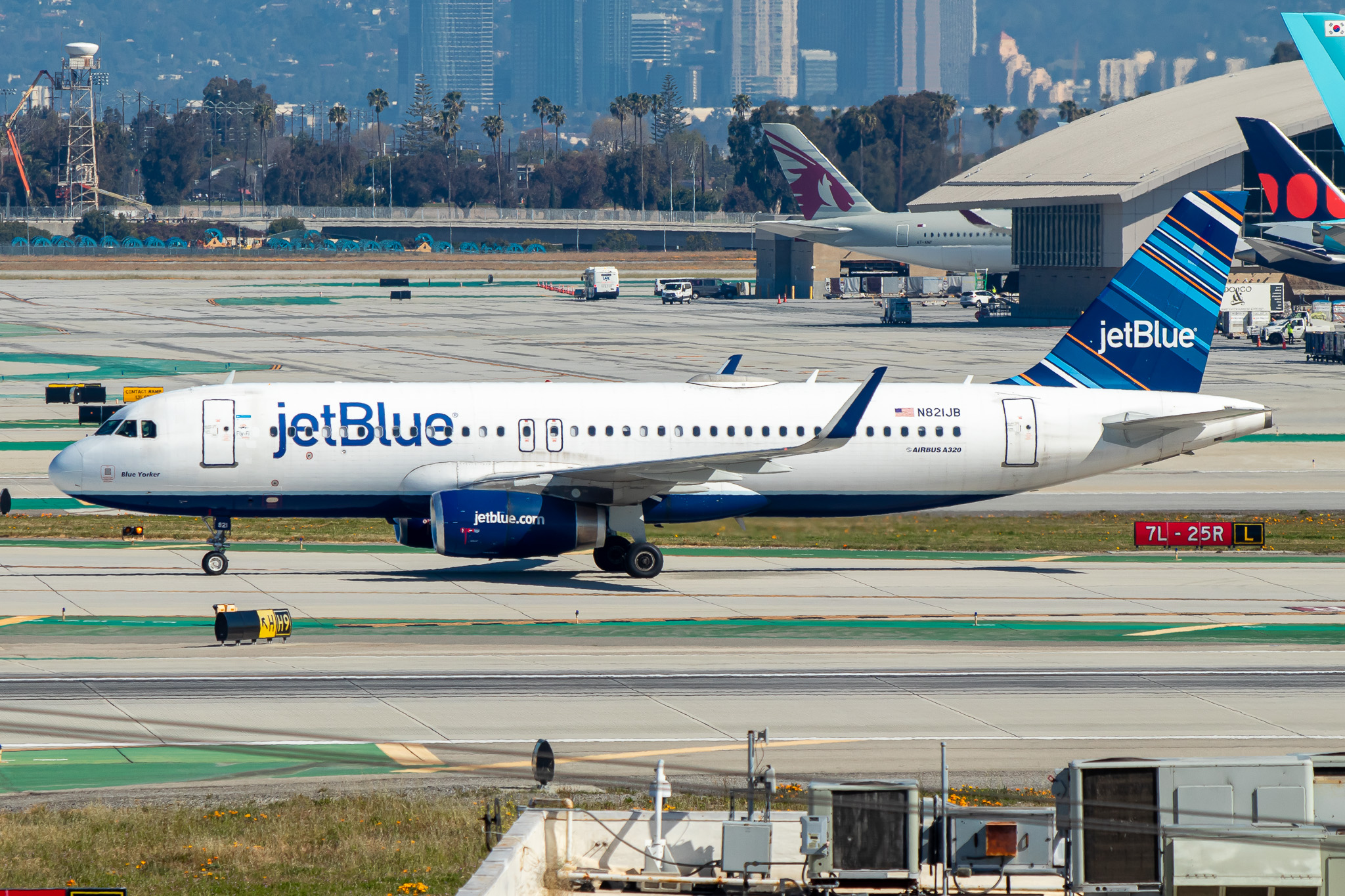 Full size: JetBlue Airways Airbus A320 N821JB at Los Angeles International Airport