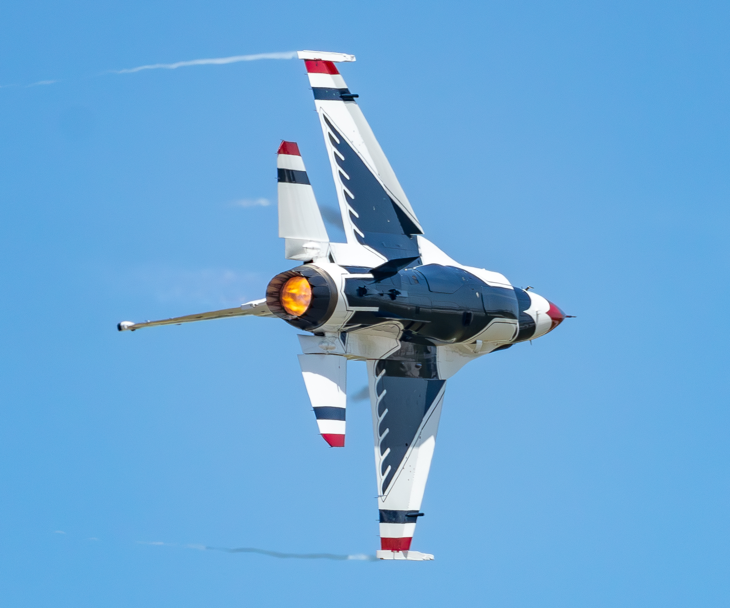 Full size: USAF - United States Air Force General Dynamics F-16 Fighting Falcon THUNDERBIRD 6 at Rickenbacker International Airport