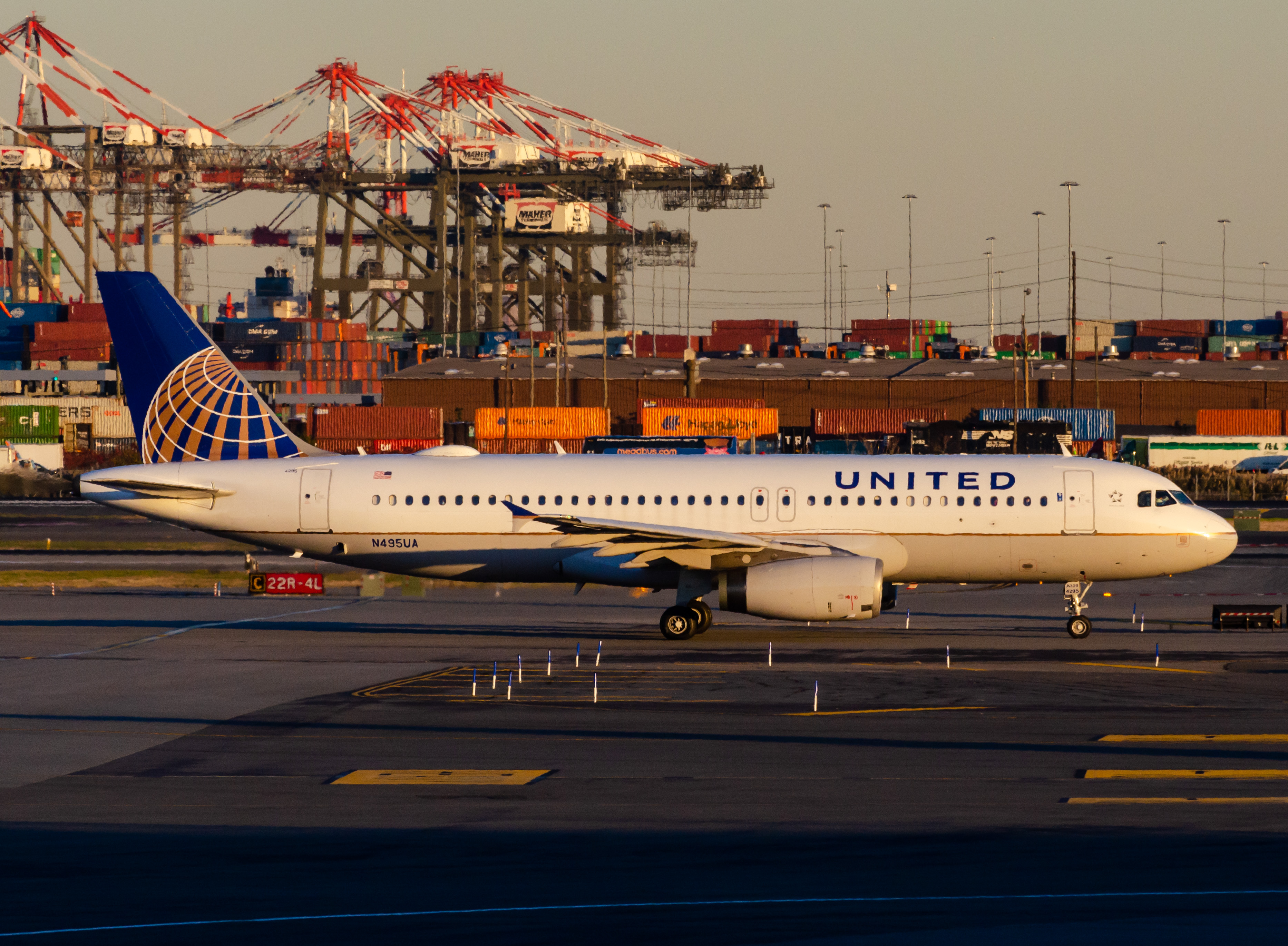 Full size: United Airlines Airbus A320 N495UA at Newark Liberty International Airport