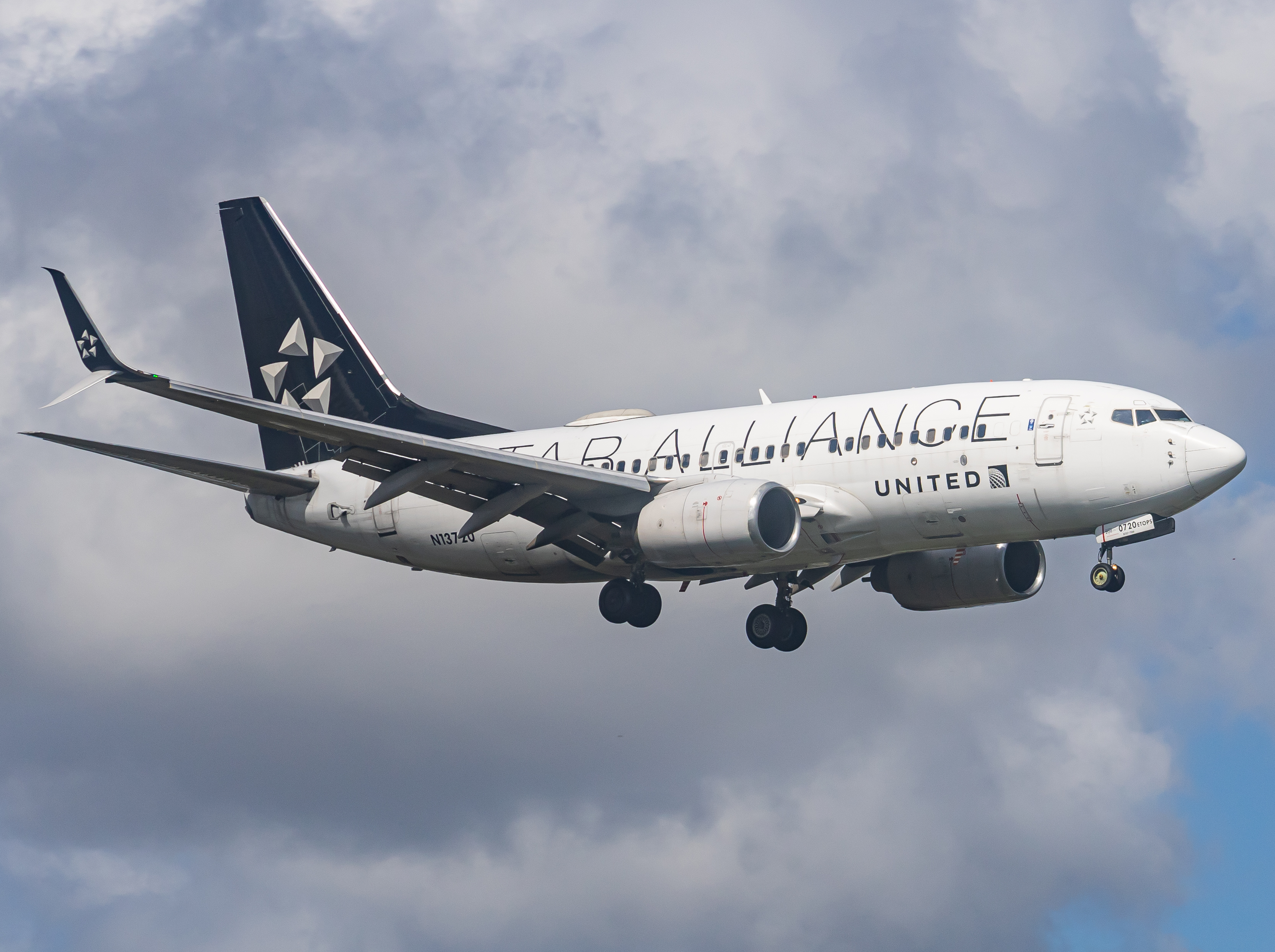 Full size: United Airlines Boeing 737-700 N13720 at Fort Lauderdale/Hollywood International Airport