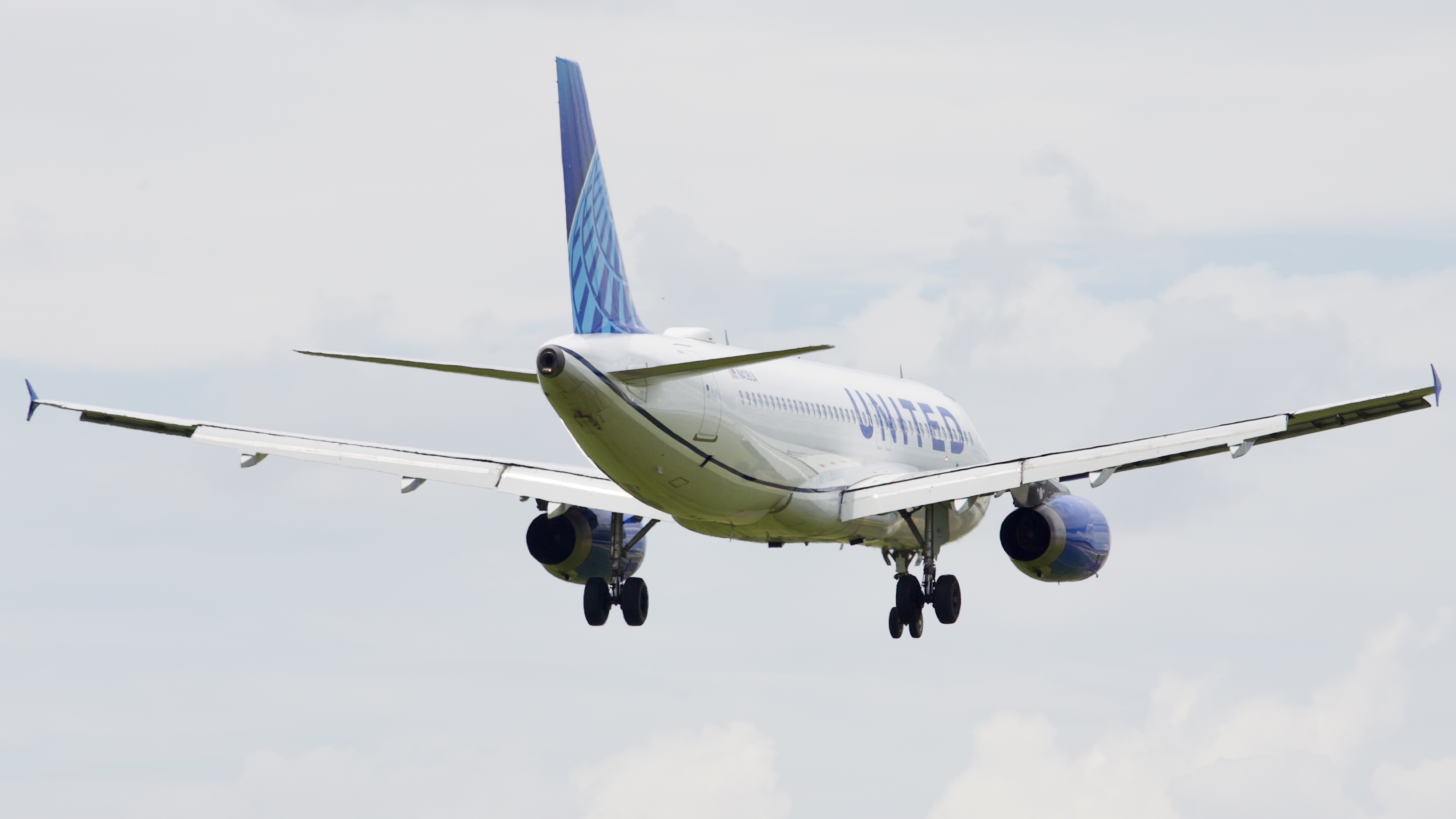 Full size: United Airlines Airbus A320 N408UA at Houston-George Bush Intercontinental Airport
