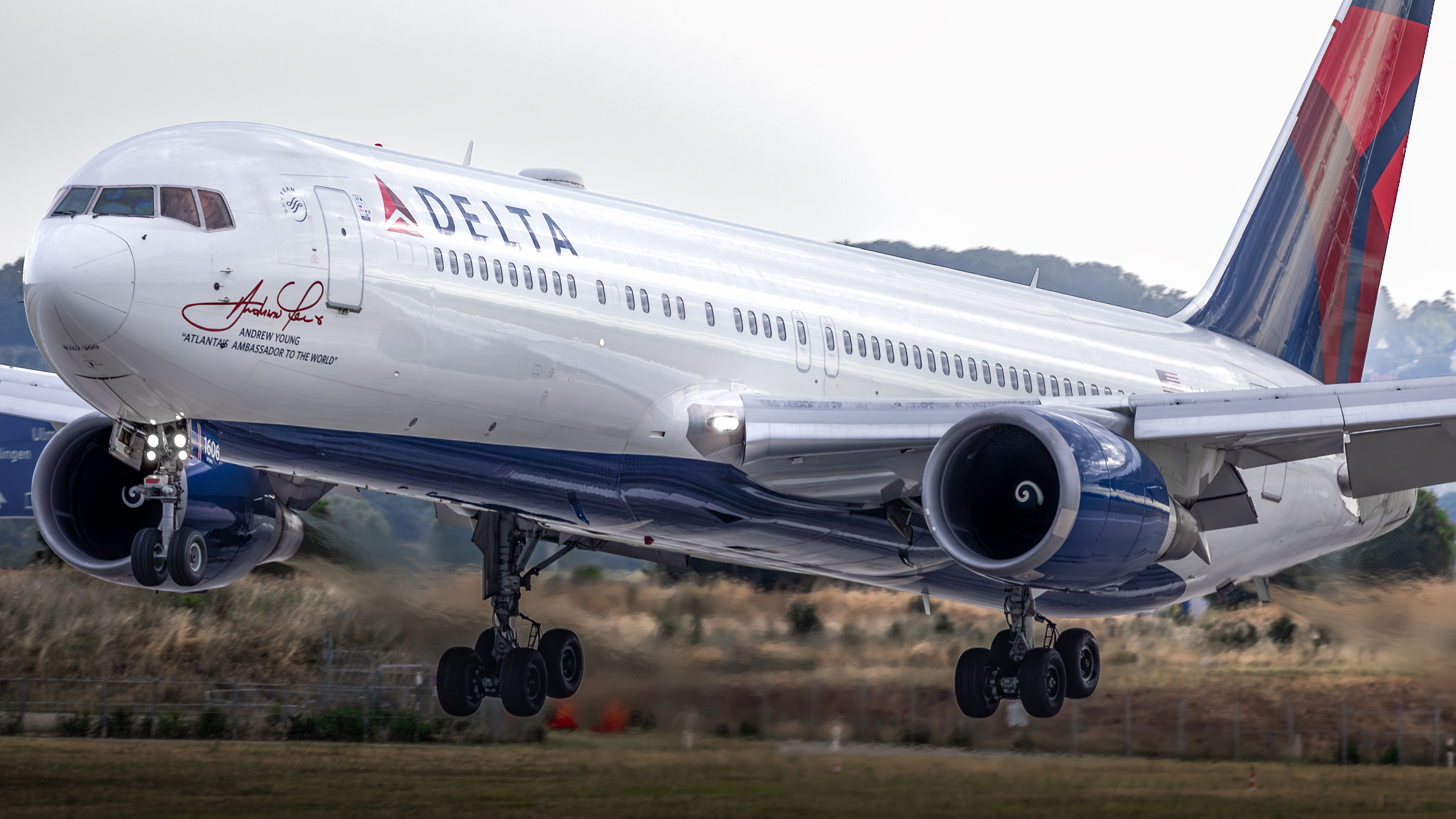 Full size: Delta Airlines Boeing 767-300ER N16065 at Stuttgart Airport