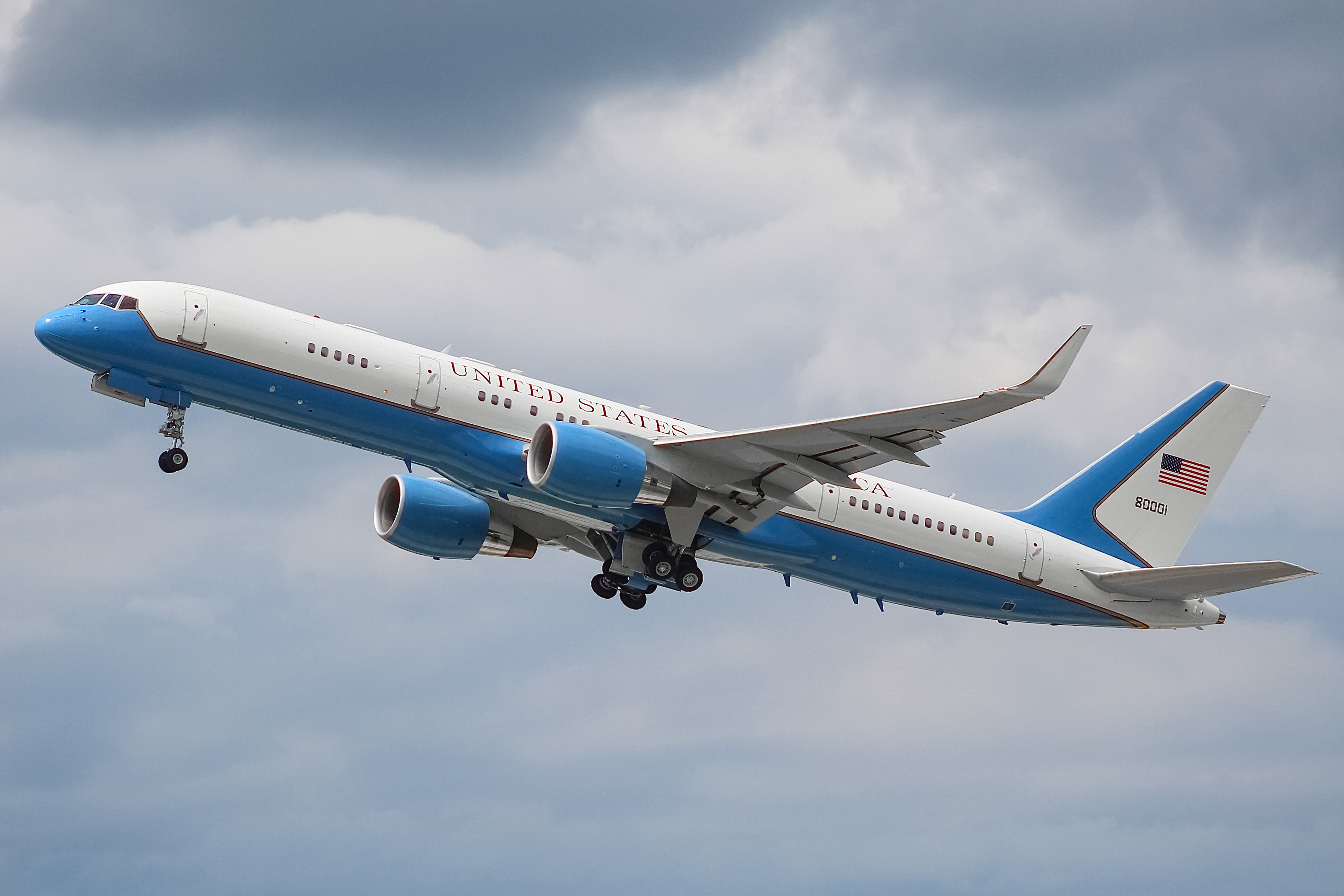 Full size: USAF - United States Air Force Boeing VC-32 98-0001 at General Mitchell International Airport