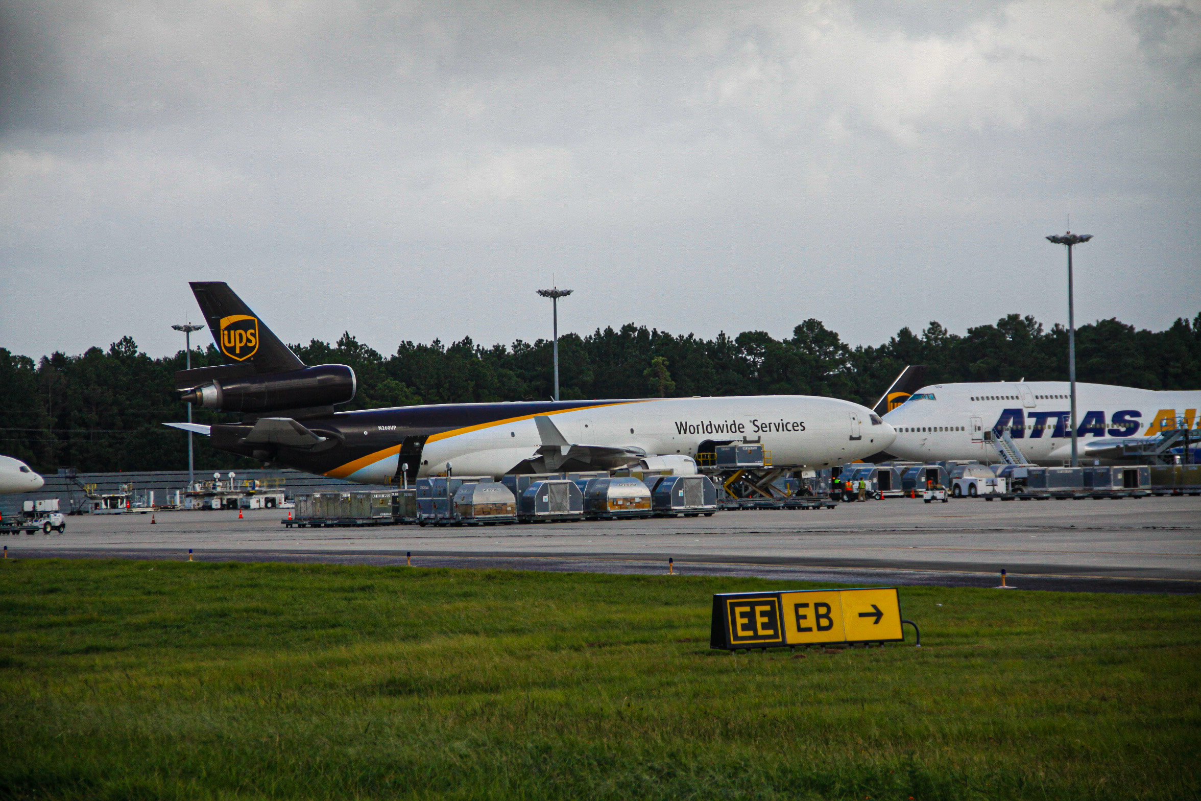 Full size: United Parcel Service McDonnell Douglas MD-11F N260UP at Houston-George Bush Intercontinental Airport