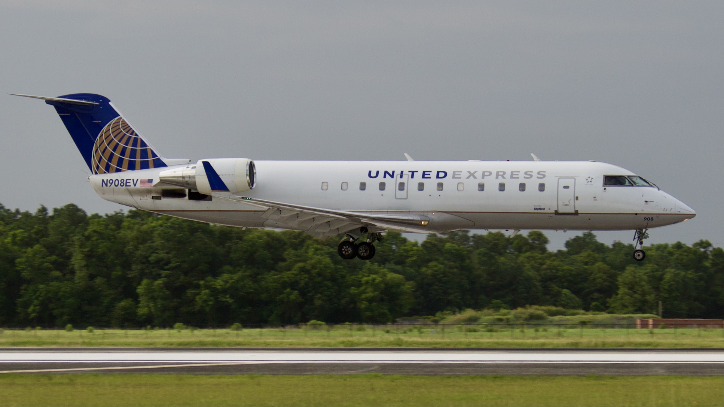 Full size: United Express Mitsubishi CRJ-200 N908EV at Houston-George Bush Intercontinental Airport