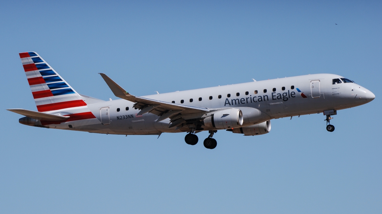 Full size: American Eagle Embraer E175 N233NN at Dallas-Fort Worth International Airport
