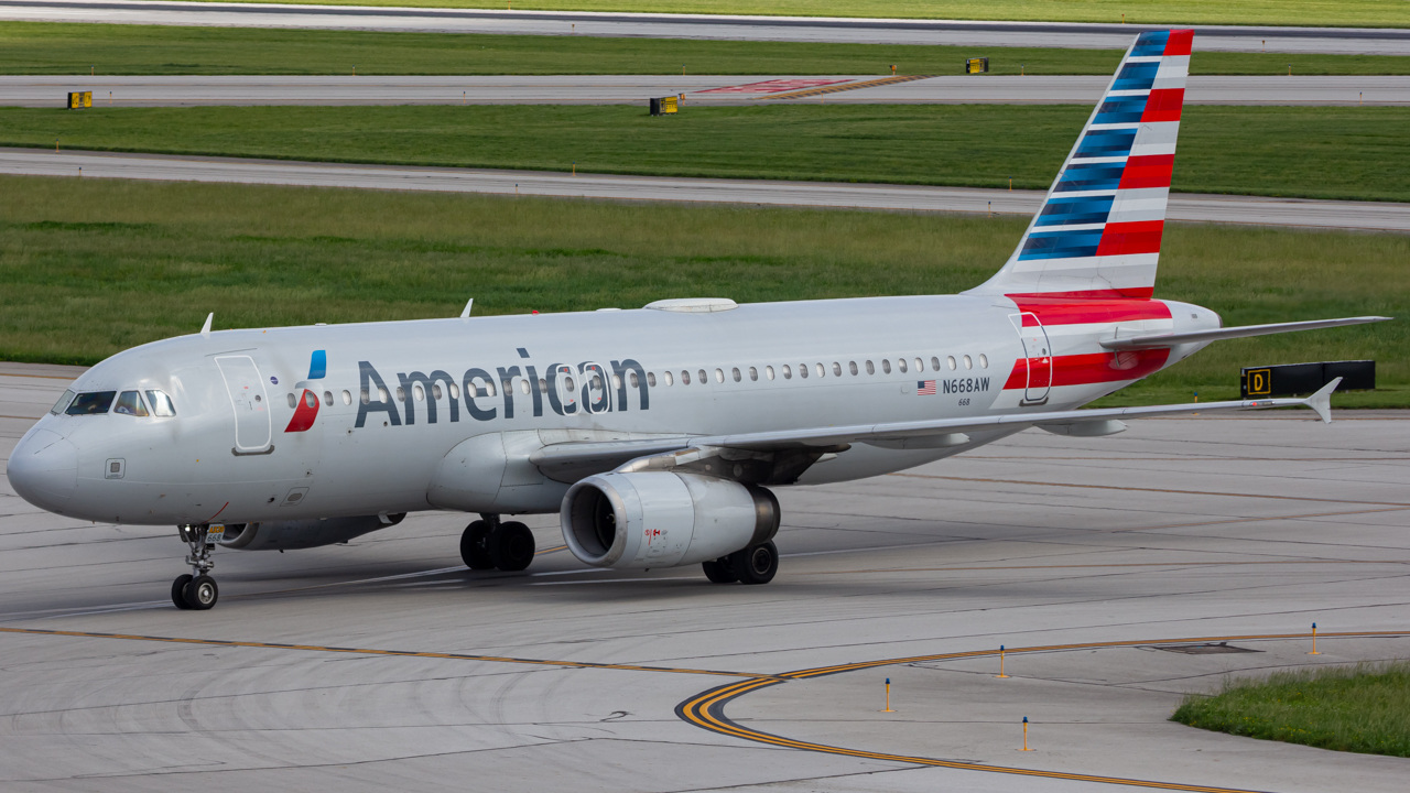 Full size: American Airlines Airbus A320 N668AW at John Glenn Columbus International Airport