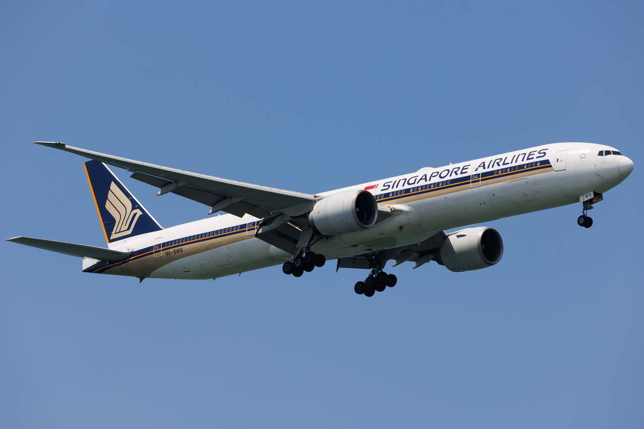 Full size: Singapore Airlines Boeing 777-300ER 9V-SWS at Singapore-Changi Airport