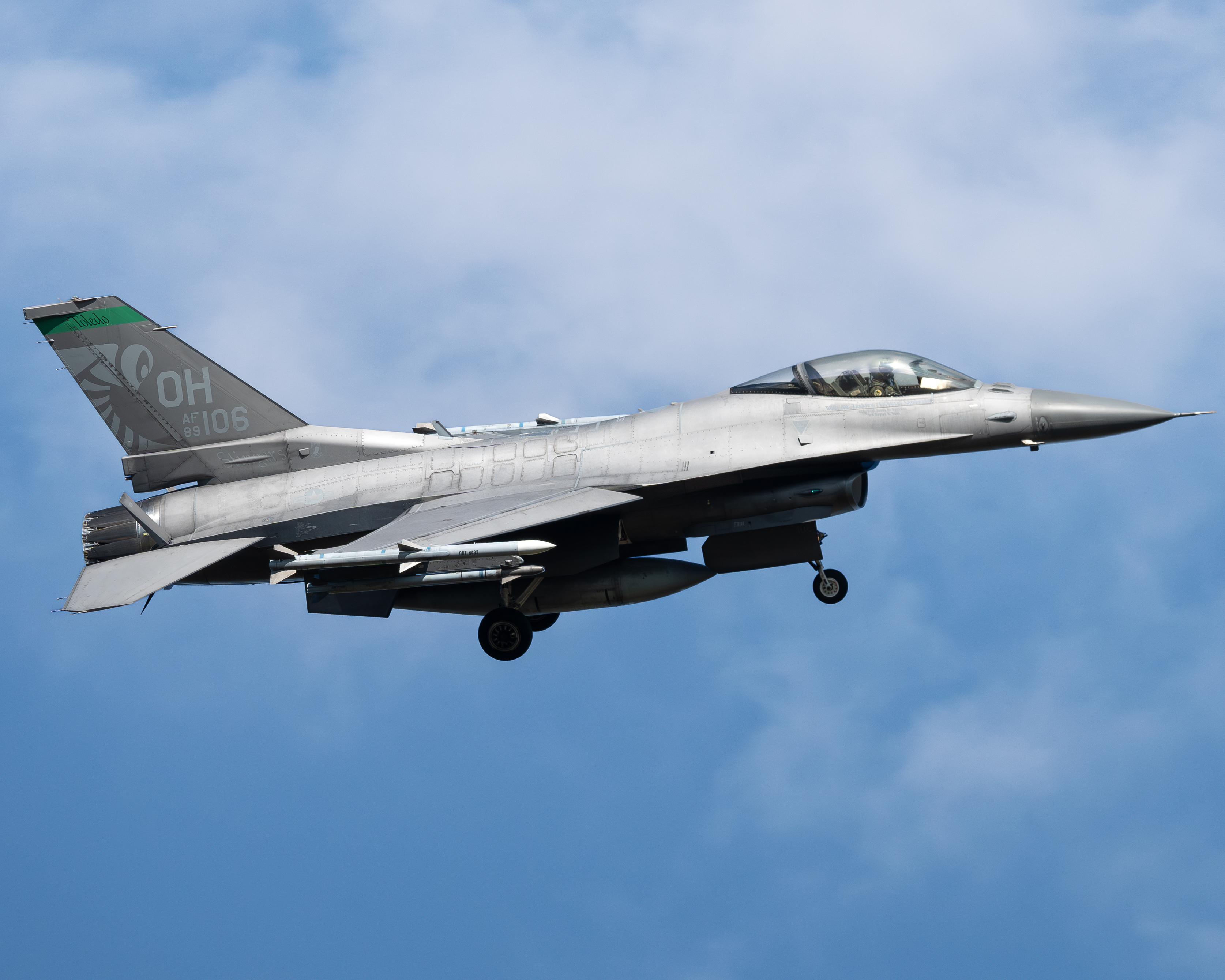 Full size: USAF - United States Air Force General Dynamics F-16 Fighting Falcon 89-2106 at Toledo Express Airport
