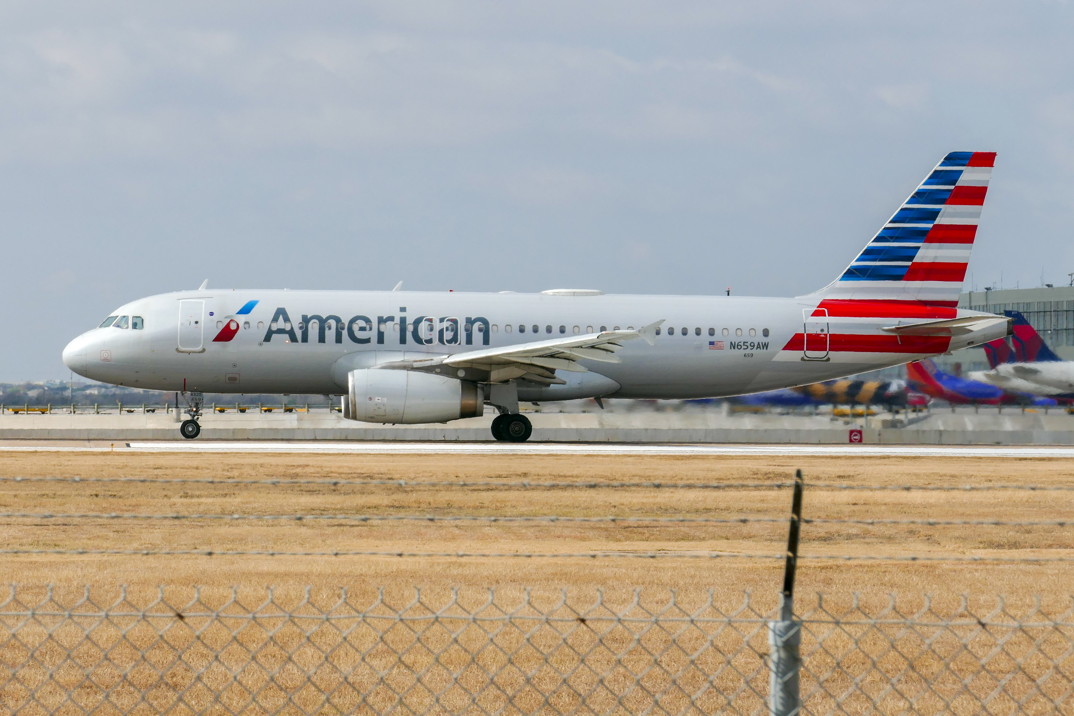 Full size: American Airlines A320-232 N659AW at Austin-Bergstrom International Airport