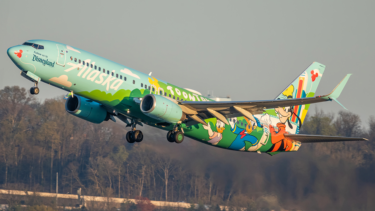 Full size: Alaska Airlines Boeing 737-800 N565AS at Ronald Reagan National Airport