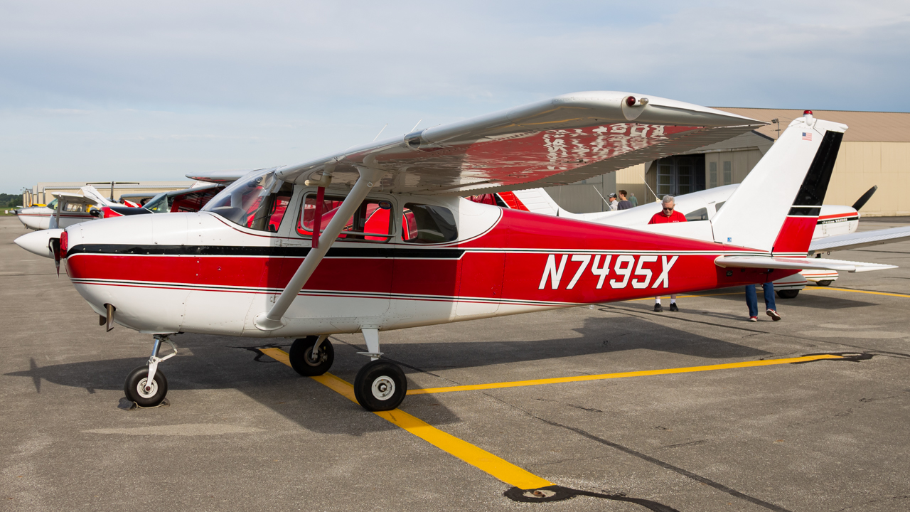 Full size: PRIVATE Cessna 172 N7495X at Delaware Municipal Airport