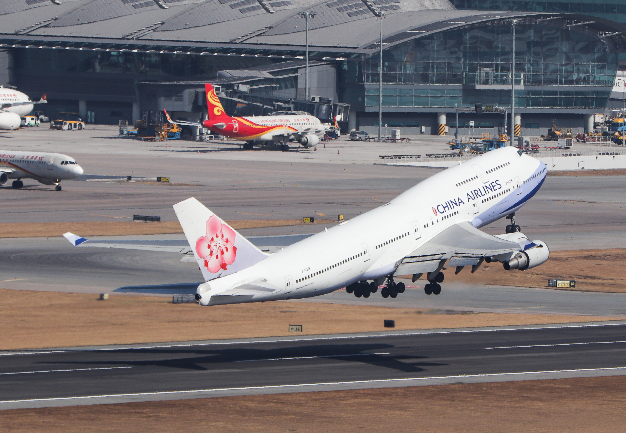Full size: China Airlines Boeing 747-400 B-18215 at Hong Kong International Airport