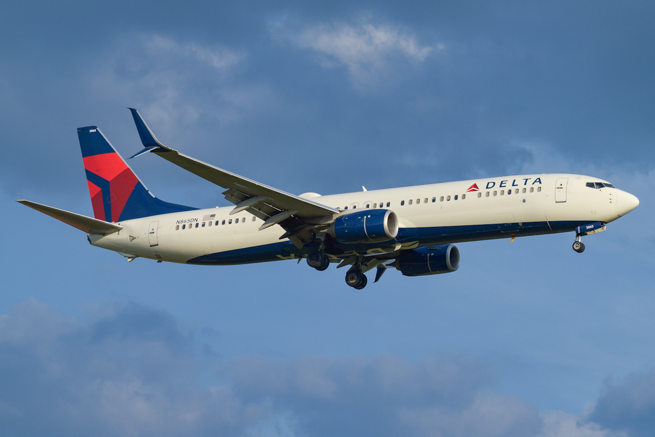 Full size: Delta Airlines Boeing 737-900ER N865DN at Raleigh-Durham International Airport