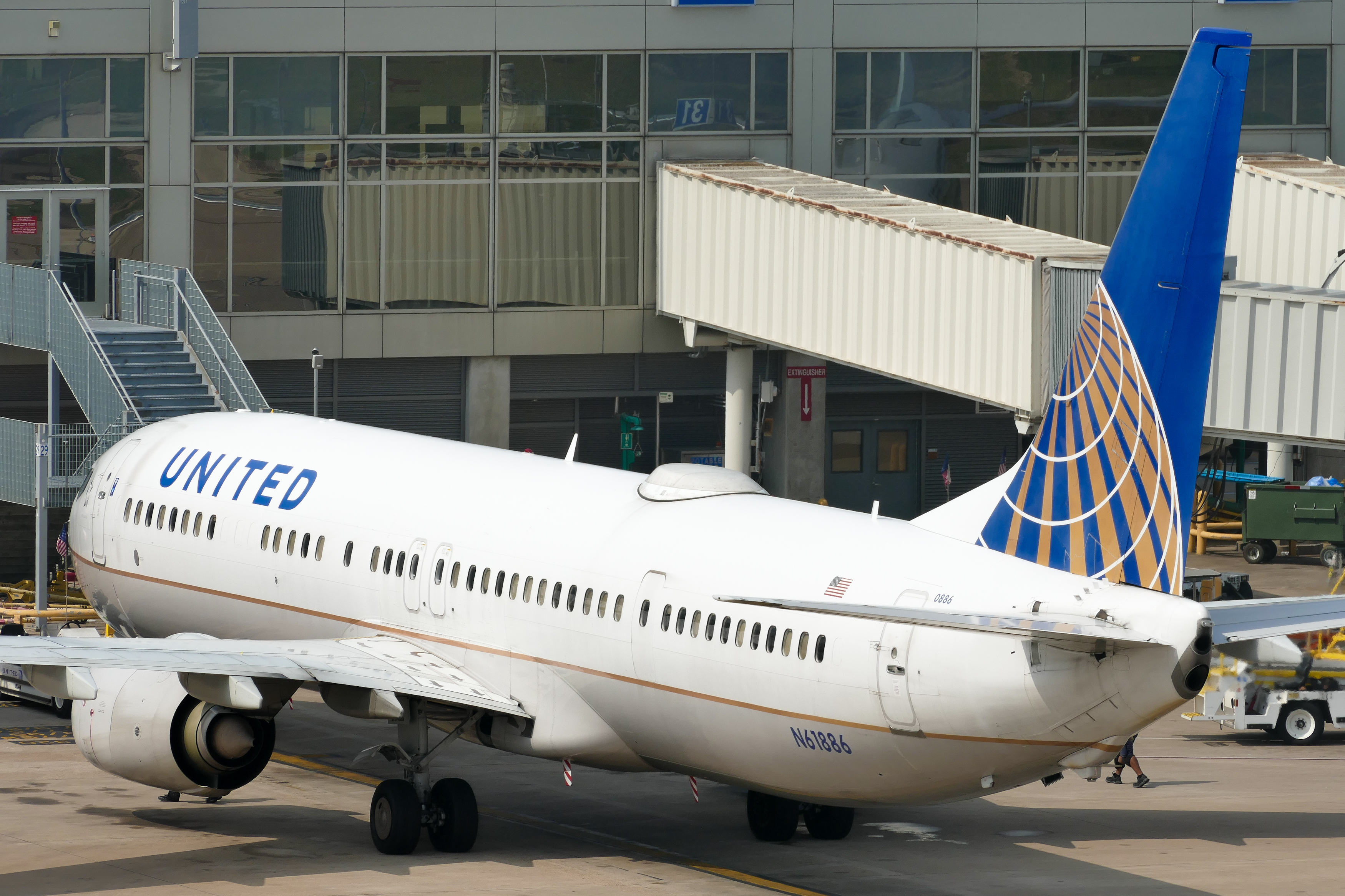 Full size: United Airlines Boeing 737-900ER N61886 at Austin-Bergstrom International Airport