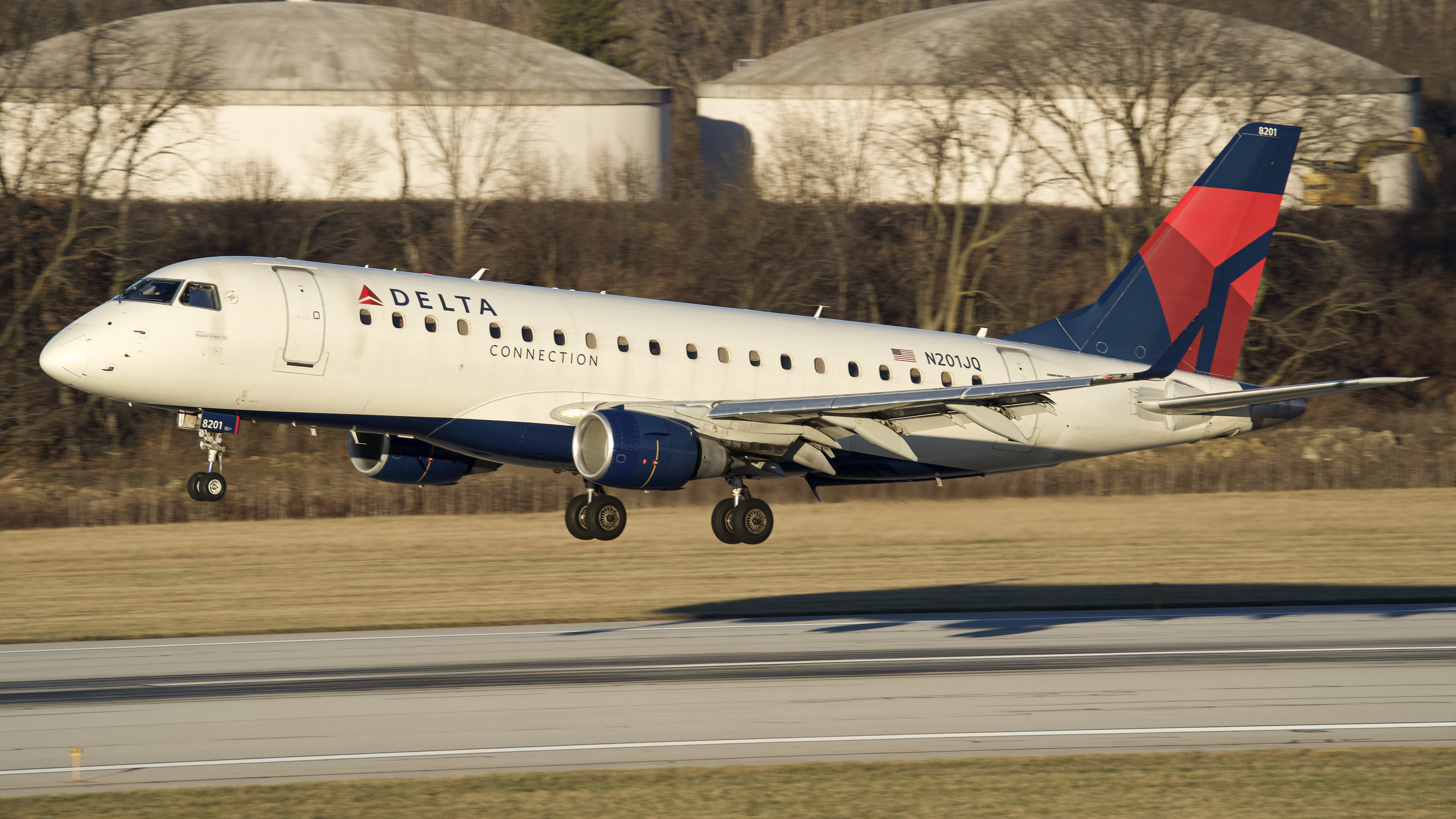 Full size: Delta Connection Embraer E175 N201JQ at John Glenn Columbus International Airport