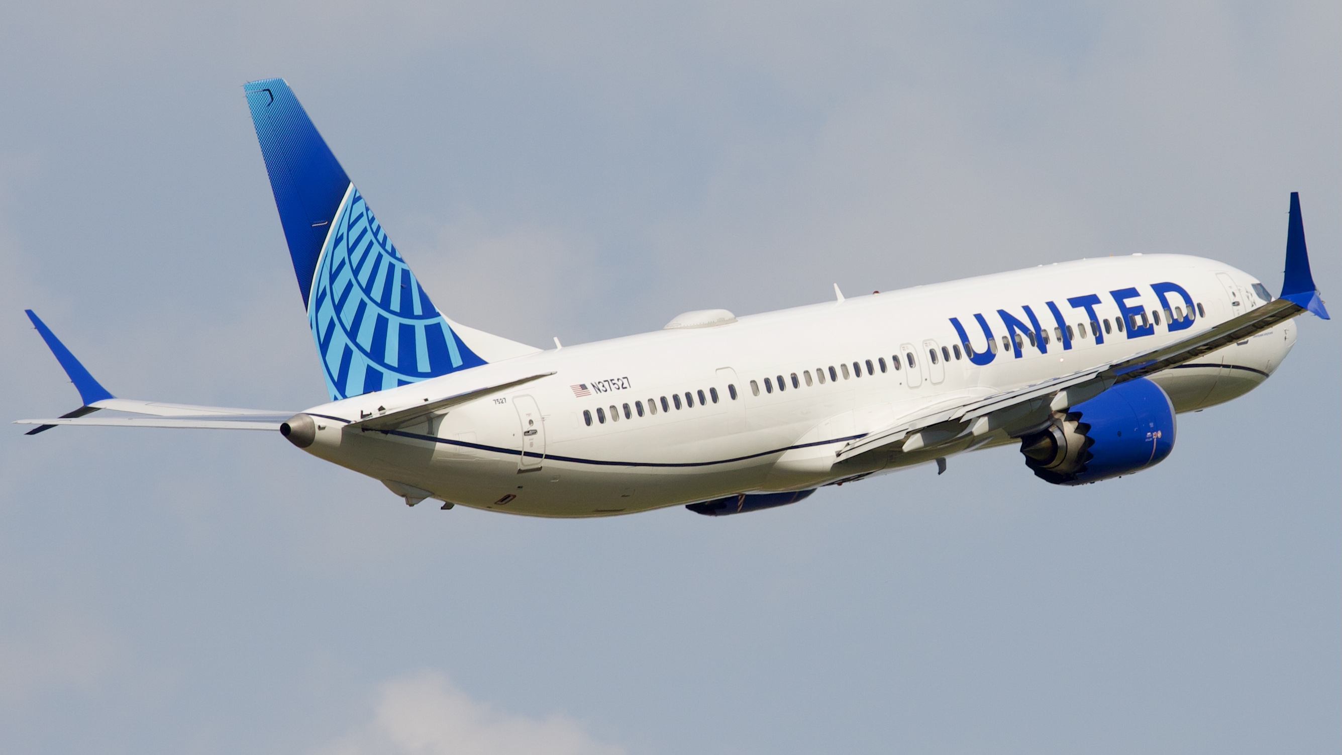 Full size: United Airlines Boeing 737 MAX 9 N37527 at Houston-George Bush Intercontinental Airport