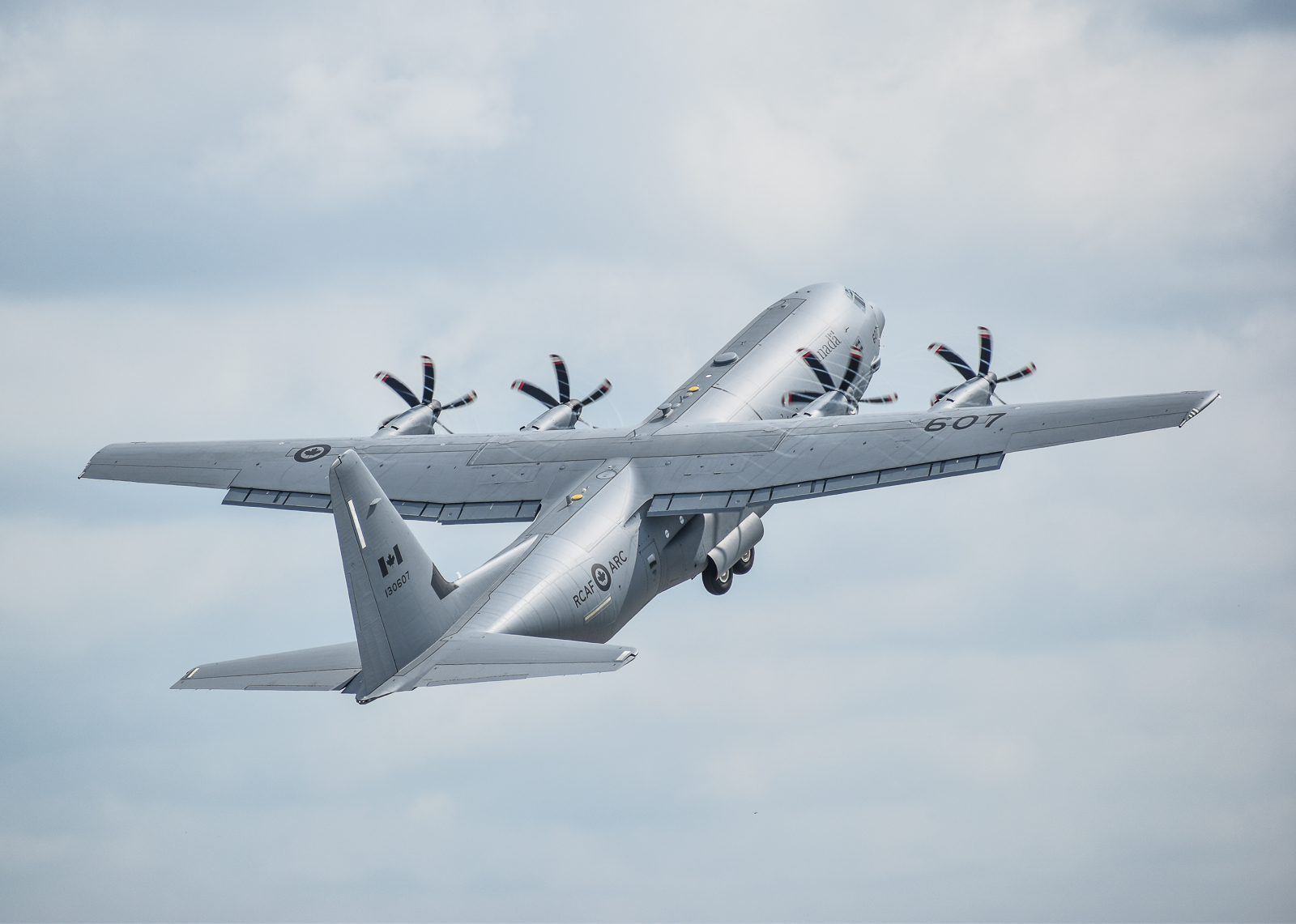 Full size: RCAF C-130 130607 at London International Airport