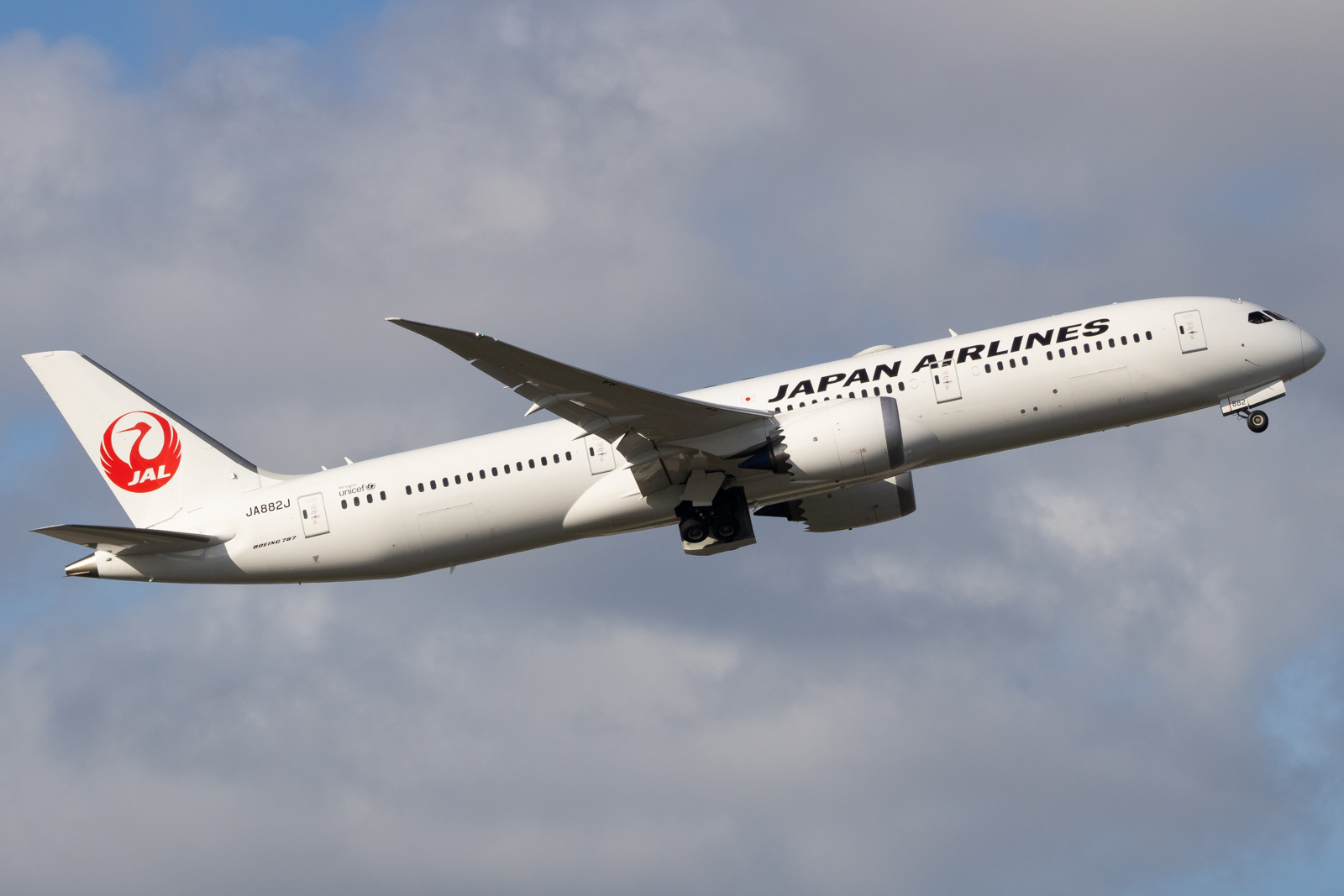 Full size: Japan Airlines Boeing 787-9 JA882J at London Heathrow International Airport