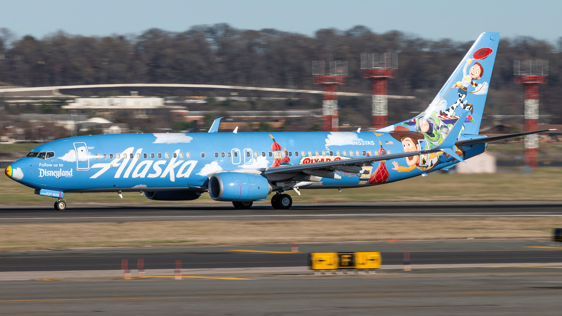 Full size: Alaska Airlines Boeing 737-800 N537AS at Ronald Reagan National Airport