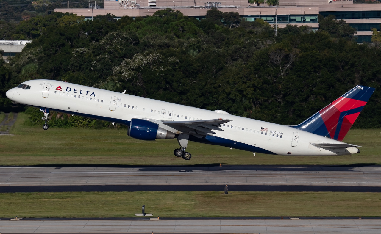 Full size: Delta Airlines Boeing 757-200 N668DN at Tampa International Airport