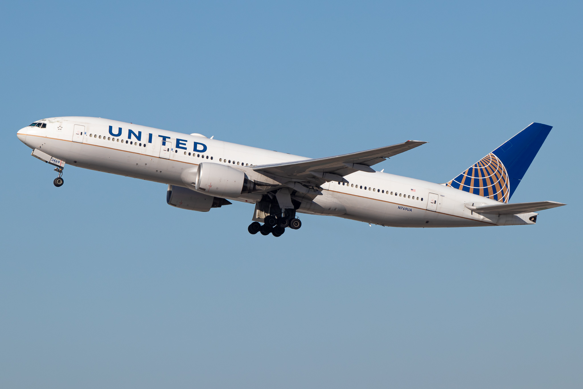 Full size: United Airlines Boeing 777-200 N769UA at Los Angeles International Airport