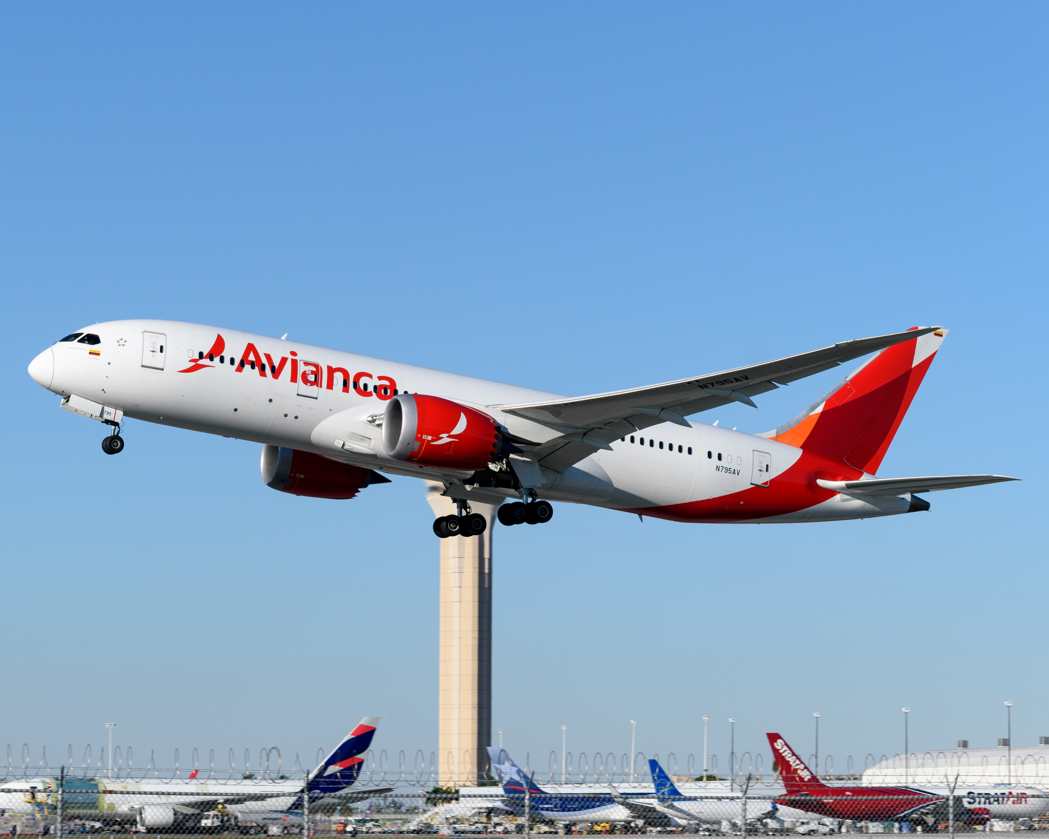Full size: Avianca Boeing 787-8 N795AV at Miami International Airport
