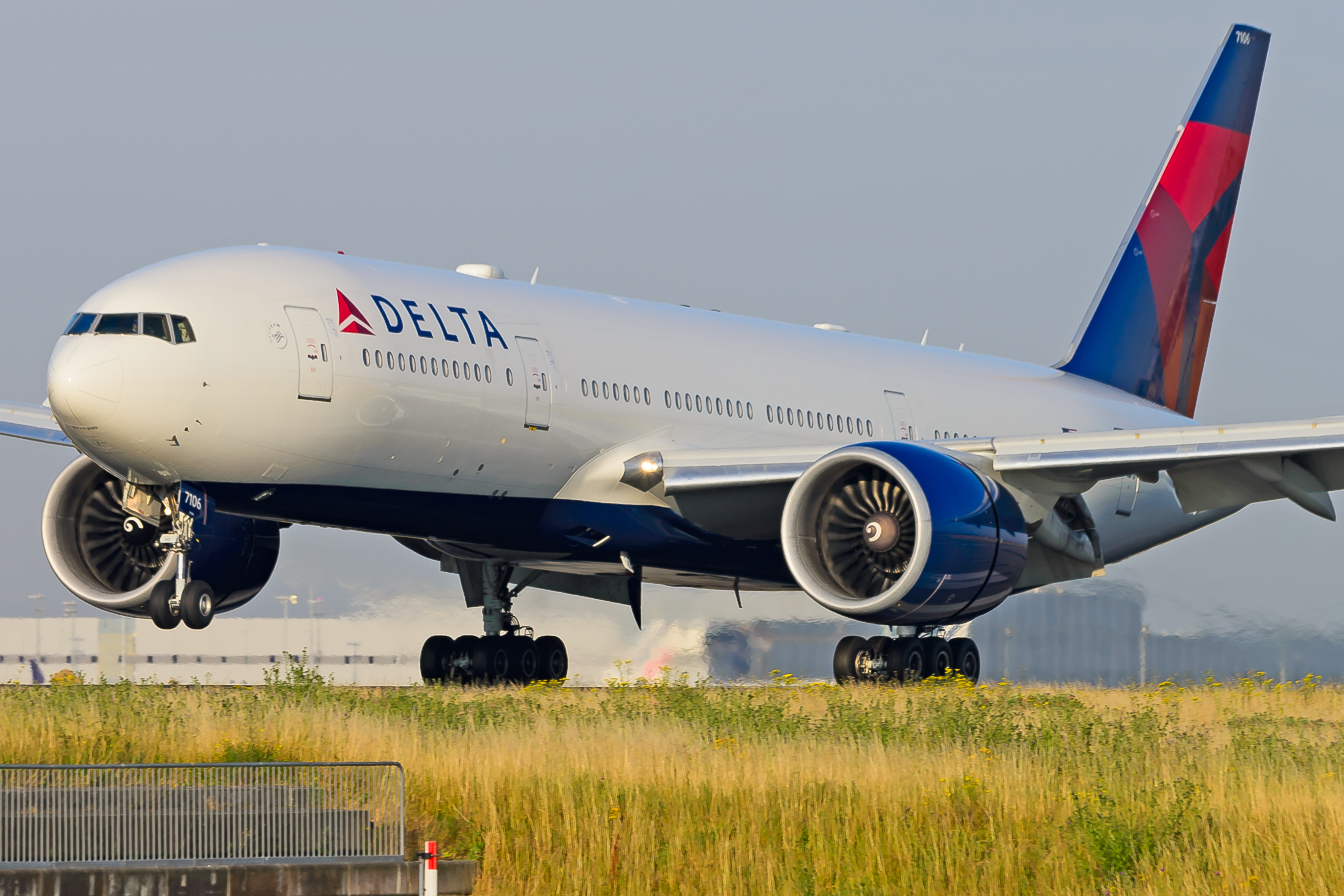 Full size: Delta Airlines Boeing 777-200LR N706DN at Paris Charles de Gaulle Airport