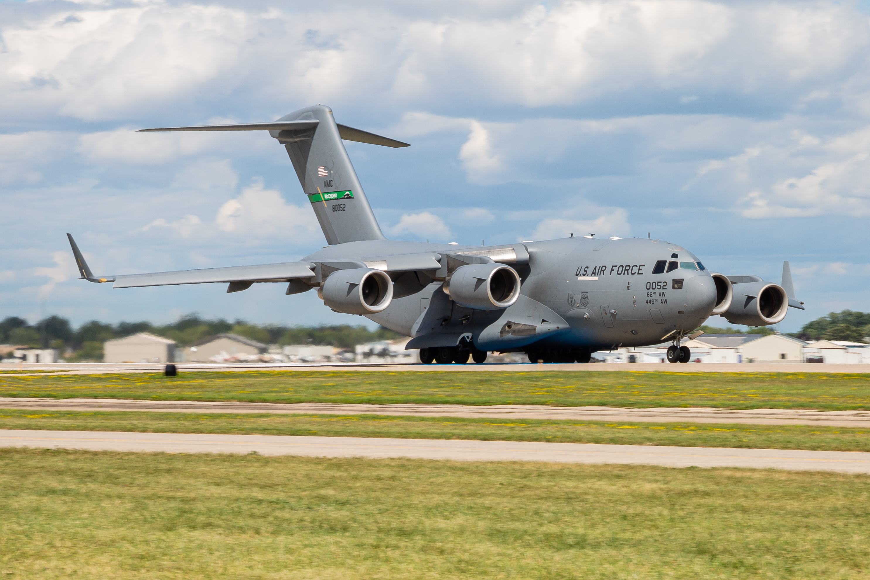 Full size: USAF - United States Air Force Boeing C-17 Globemaster III 98-0052 at Wittman Regional Airport
