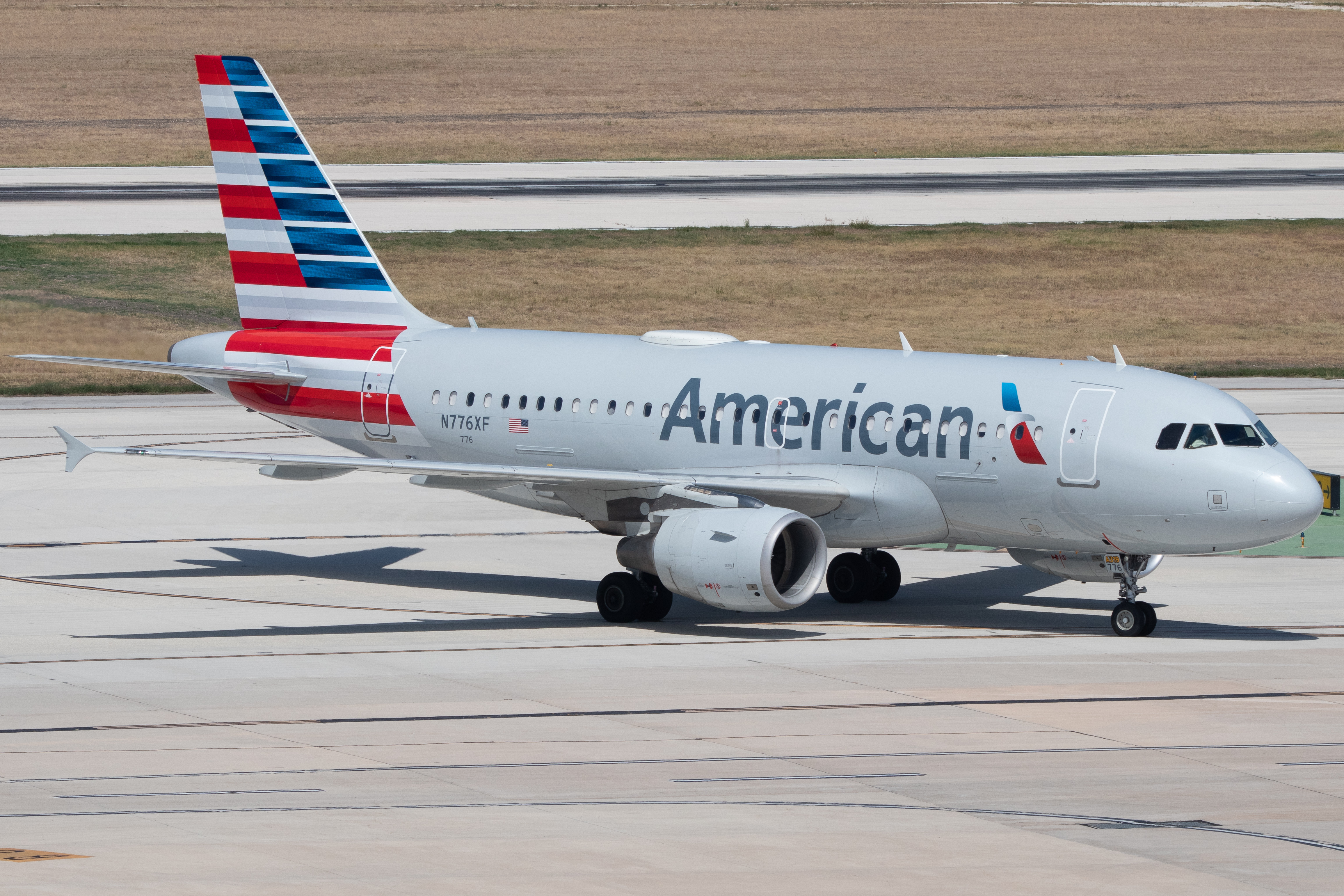 Full size: American Airlines Airbus A319 N776XF at San Antonio International Airport
