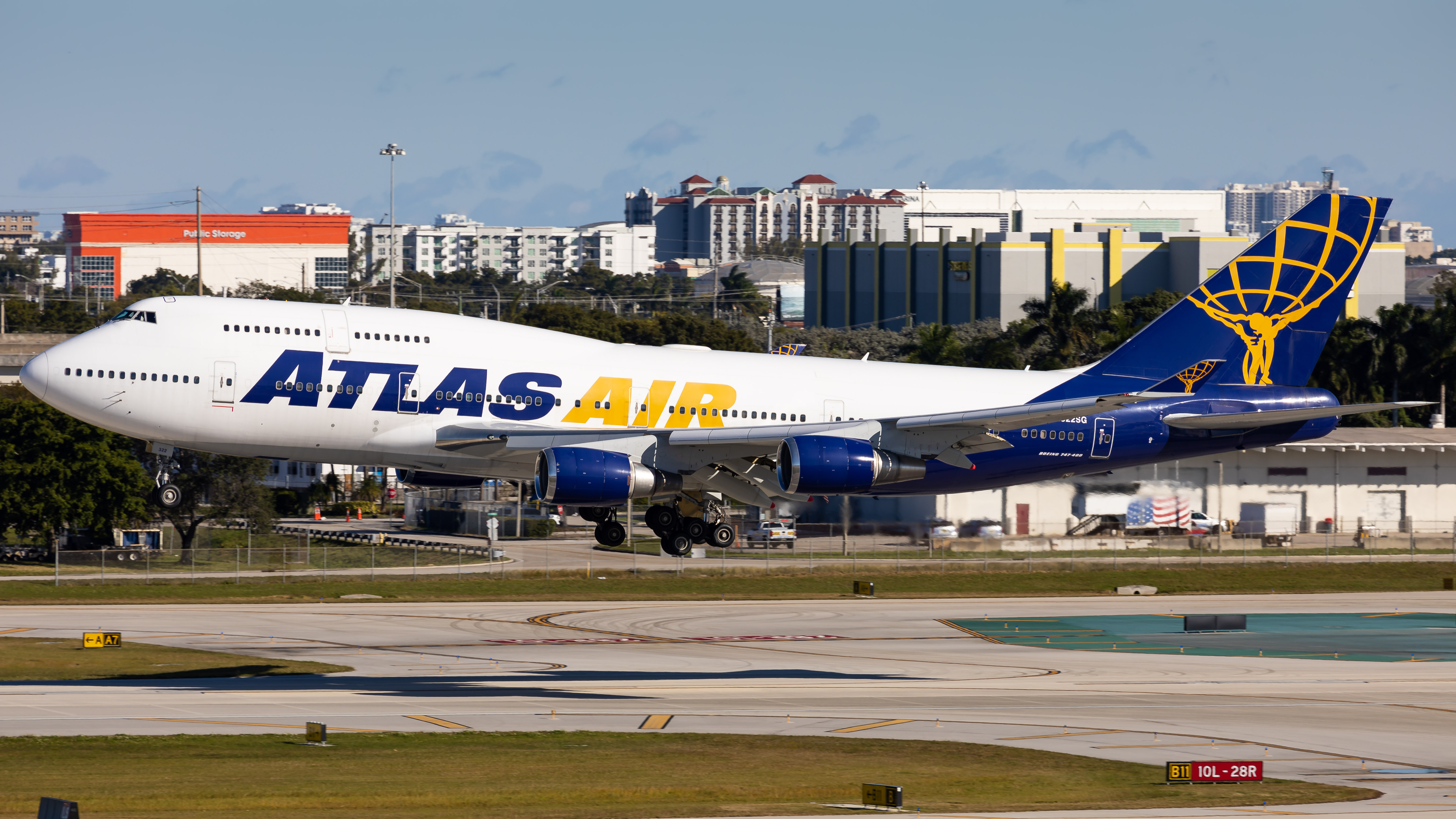 Full size: Atlas Air Boeing 747-400 N322SG at Fort Lauderdale/Hollywood International Airport
