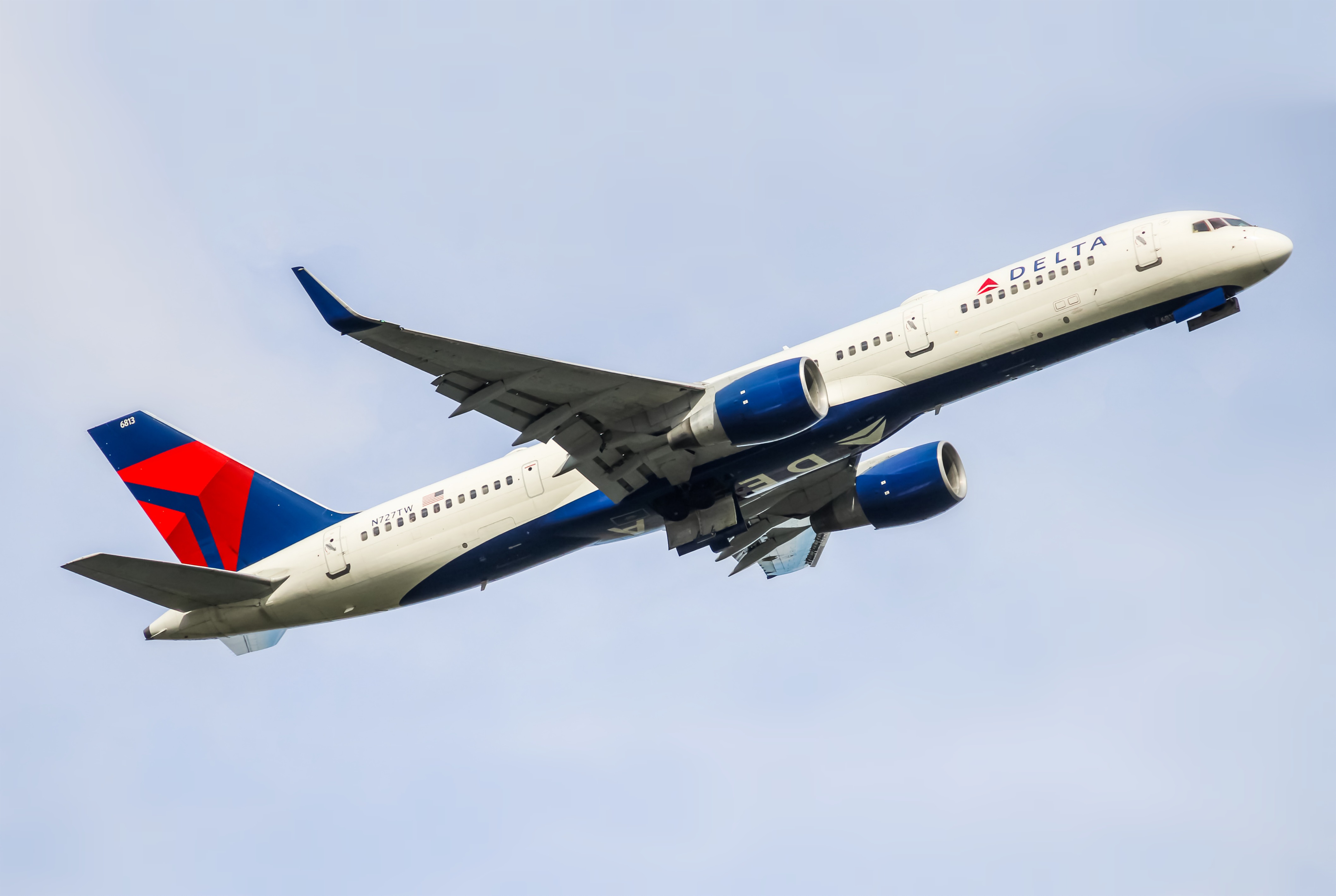 Full size: Delta Airlines Boeing 757-200 N727TW at Ronald Reagan National Airport