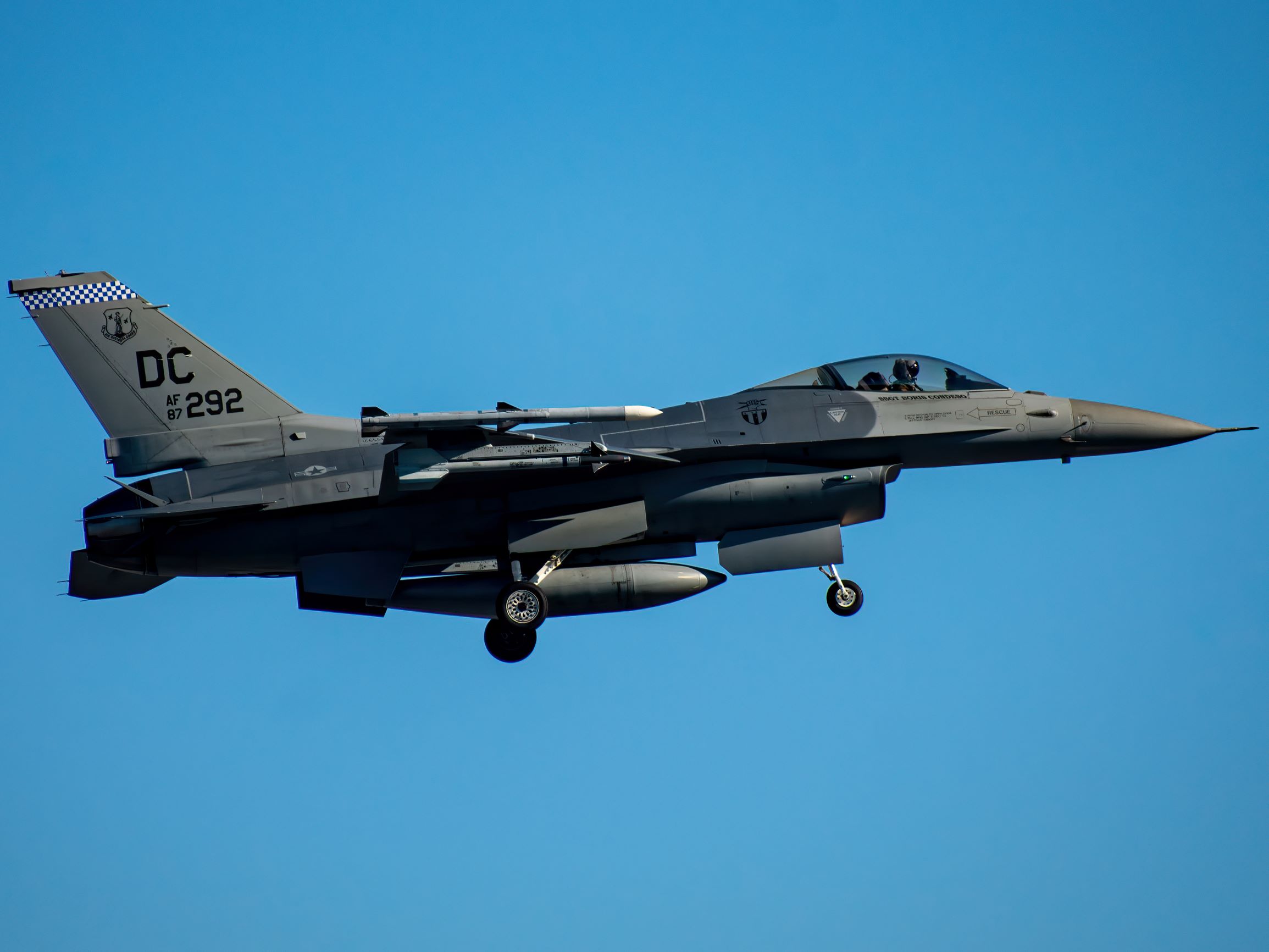 Full size: USAF - United States Air Force General Dynamics F-16 87-0292 at Joint Base Andrews