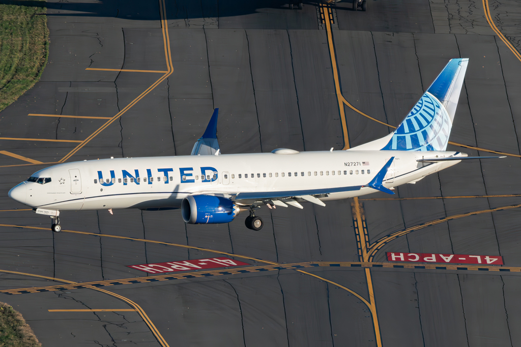 Full size: United Airlines Boeing 737 MAX 8 N27271 at General Edward Lawrence Logan International Airport