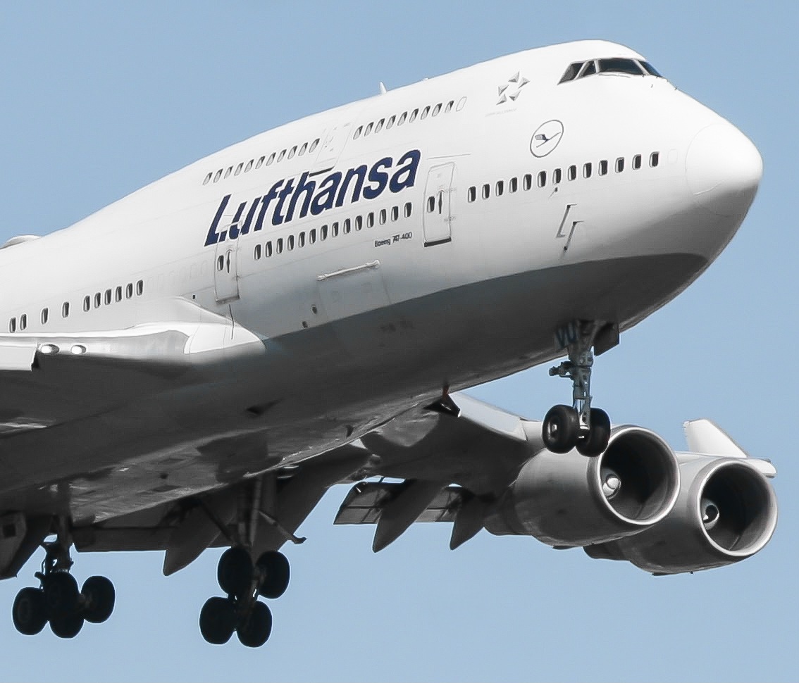 Full size: Lufthansa Boeing 747-400 D-ABVU at Lester B Pearson International Airport